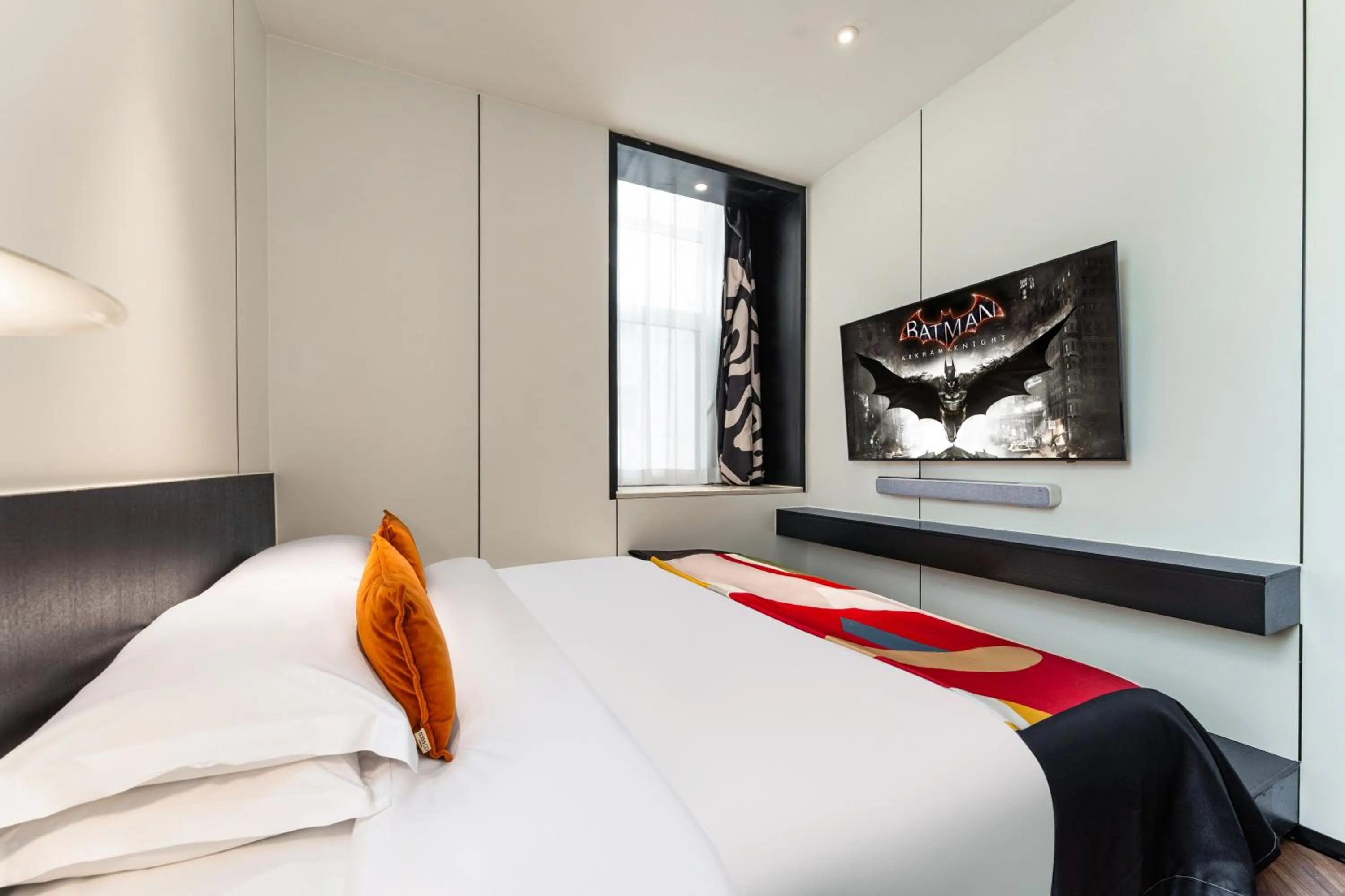 Bed in HeSu Hidden Art Hotel & Suites -Near Xi'an Drum Tower and Yongning Gate -Free Laundry Luggage Storage -Kitty Café with Freshly Ground Coffee -24H Front Desk -English Service -Exclusive Subsidies for Dumpling Banquet & Show