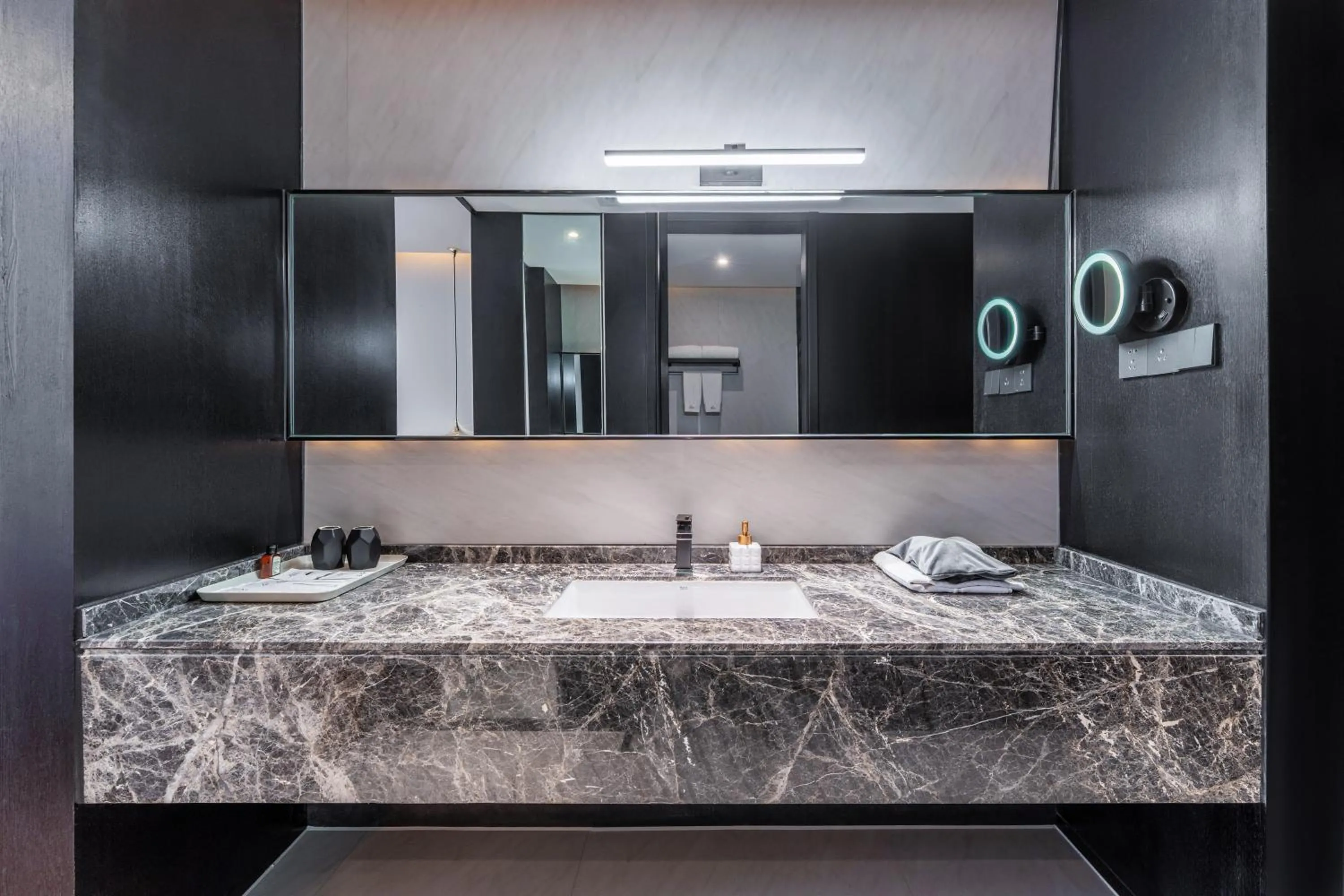 HeSu Hidden Art Hotel & Suites -Near Xi'an Drum Tower and Yongning Gate -Free Laundry Luggage Storage -Kitty Café with Freshly Ground Coffee -24H Front Desk -English Service -Exclusive Subsidies for Dumpling Banquet & Show