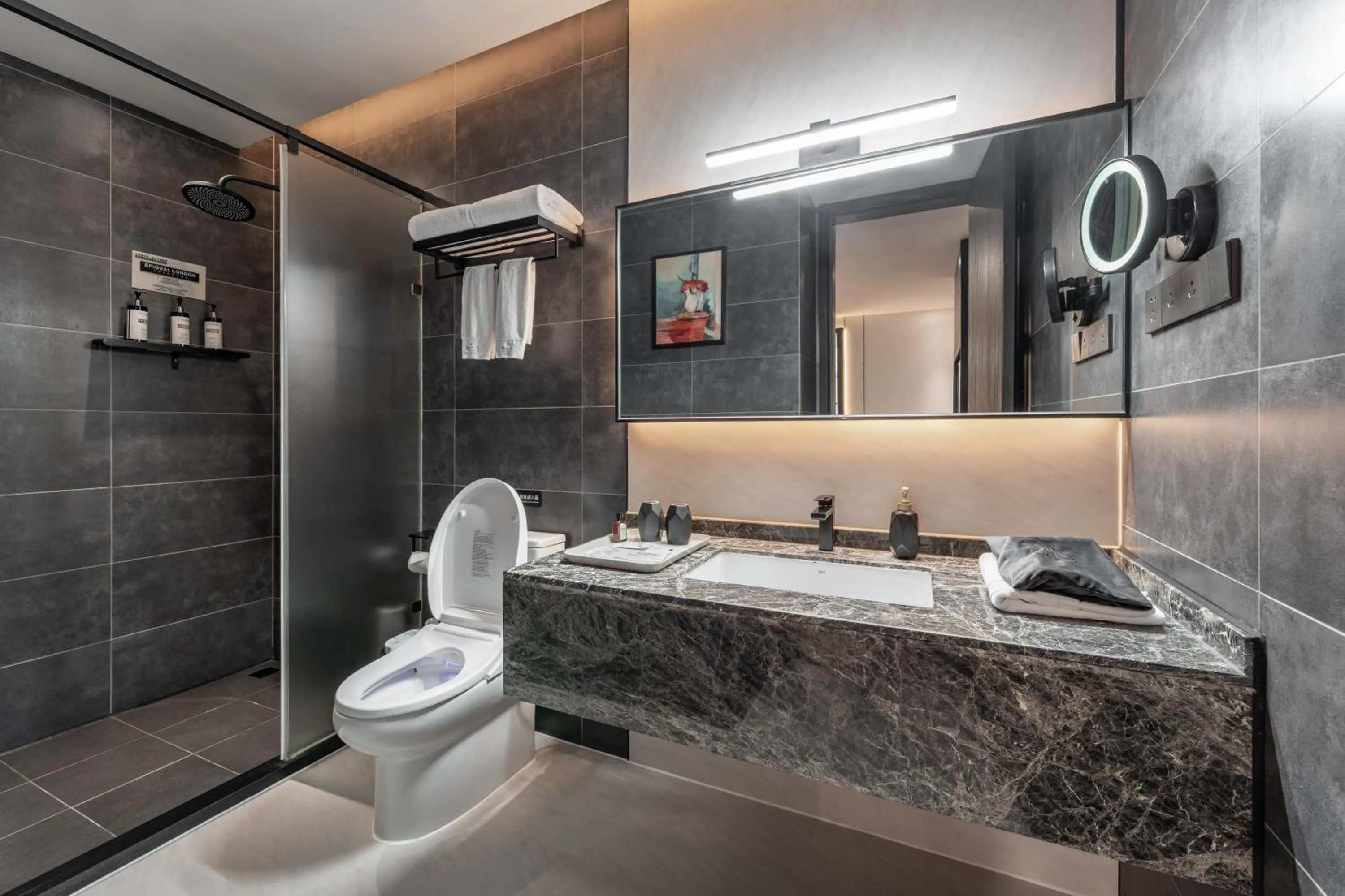 HeSu Hidden Art Hotel & Suites -Near Xi'an Drum Tower and Yongning Gate -Free Laundry Luggage Storage -Kitty Café with Freshly Ground Coffee -24H Front Desk -English Service -Exclusive Subsidies for Dumpling Banquet & Show