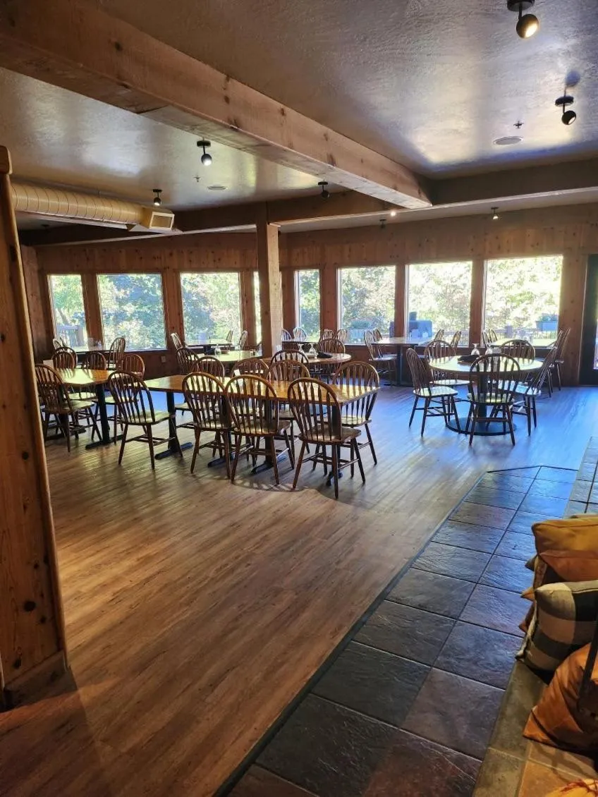 Restaurant/places to eat in Callahan's Mountain Lodge