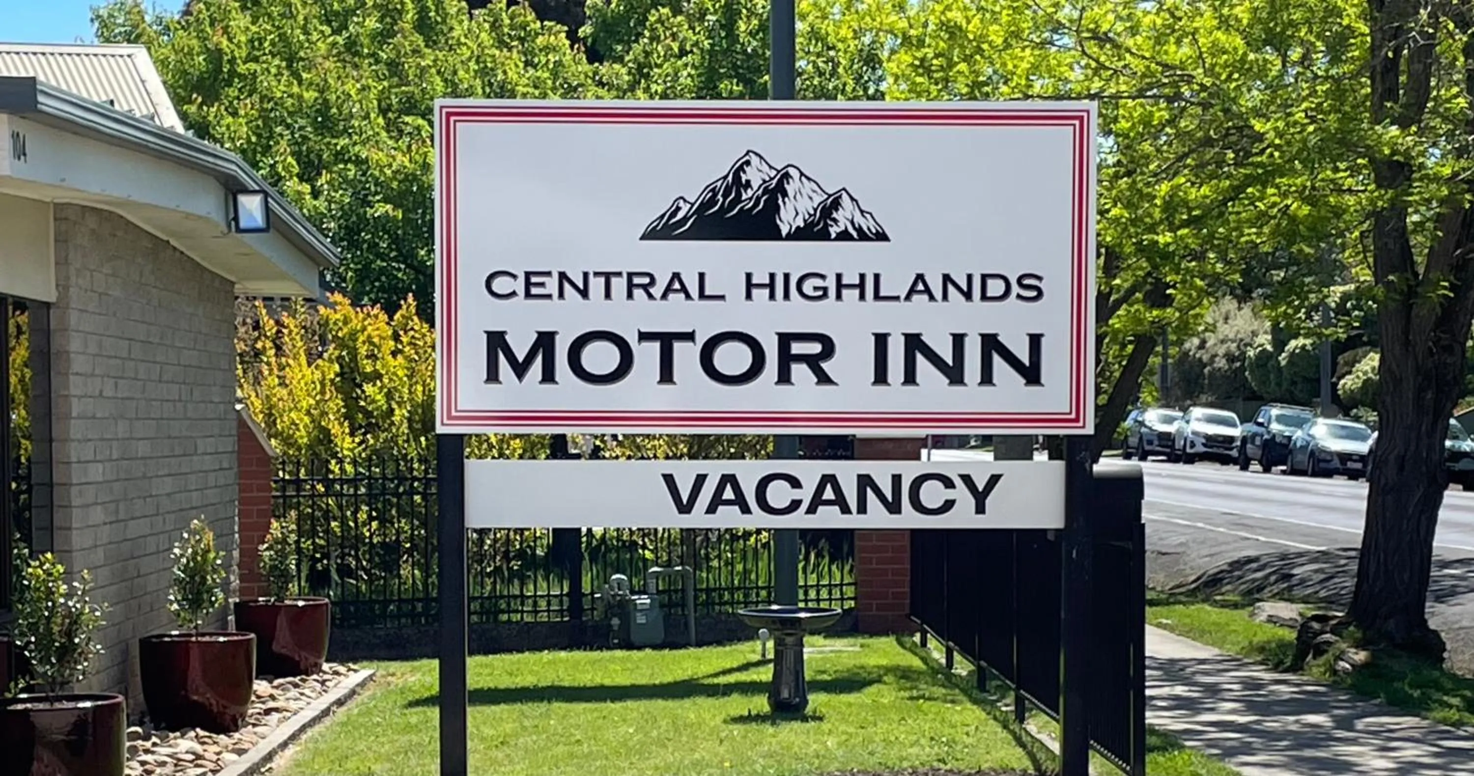 Property building in Central Highlands Motor Inn