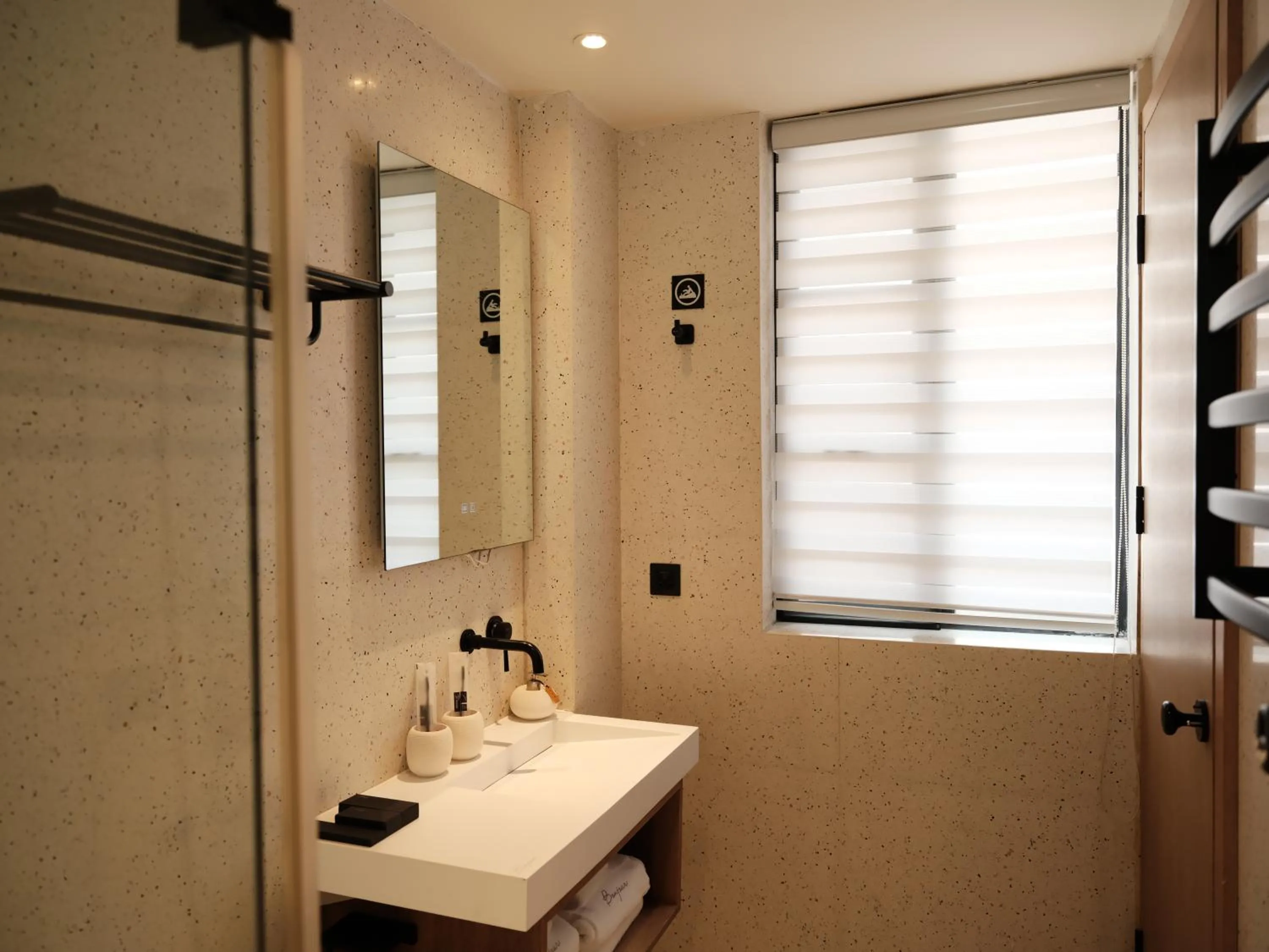 Shower in Guilin Bonjour Boutique Hotel- Free pick up service over 3 nights