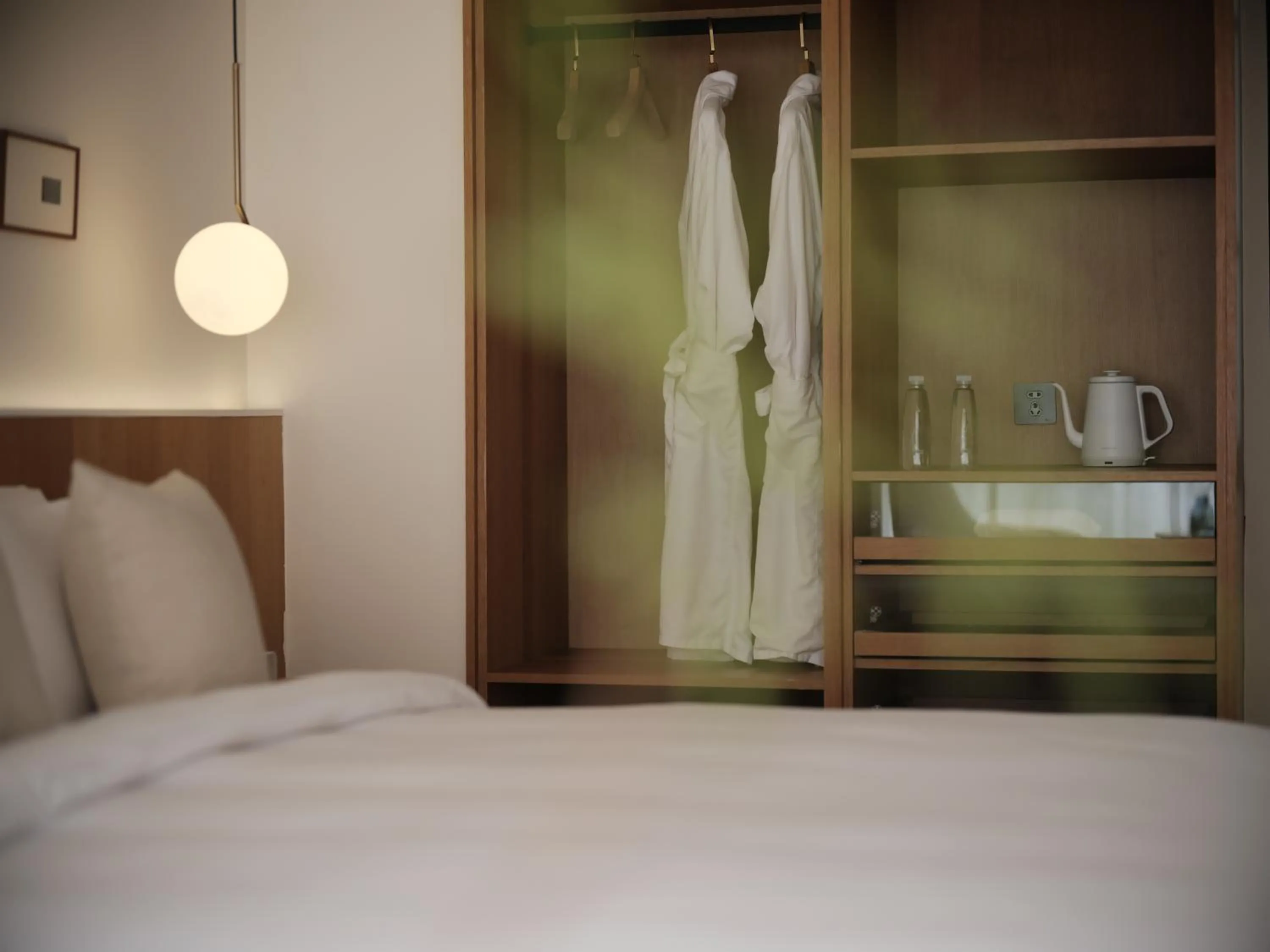 Property building, Bed in Guilin Bonjour Boutique Hotel- Free pick up service over 3 nights