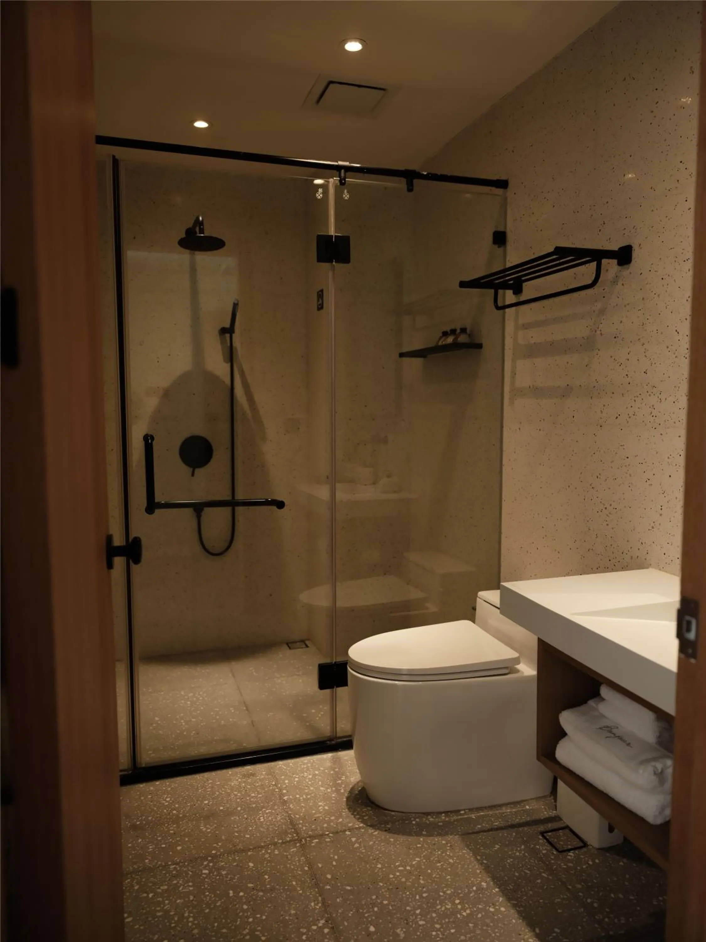 Toilet in Guilin Bonjour Boutique Hotel- Free pick up service over 3 nights