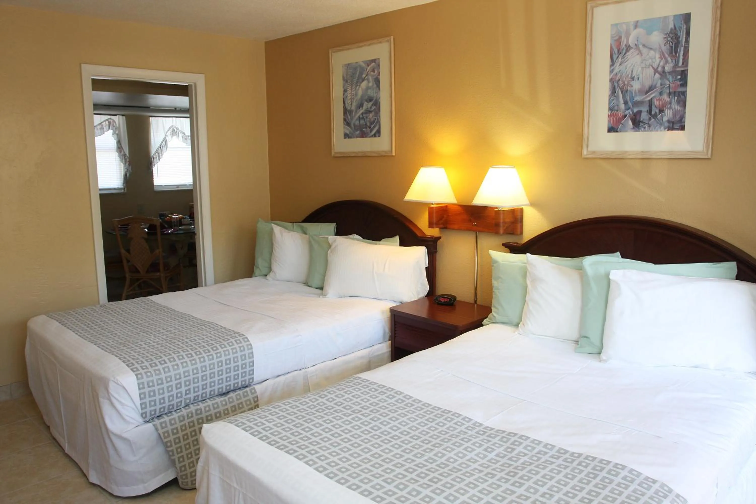 Bed in Makai Beach Lodge - NOT TAKING RESERVATIONS DUE TO HURRICANE DAMAGE Until Mid DEC