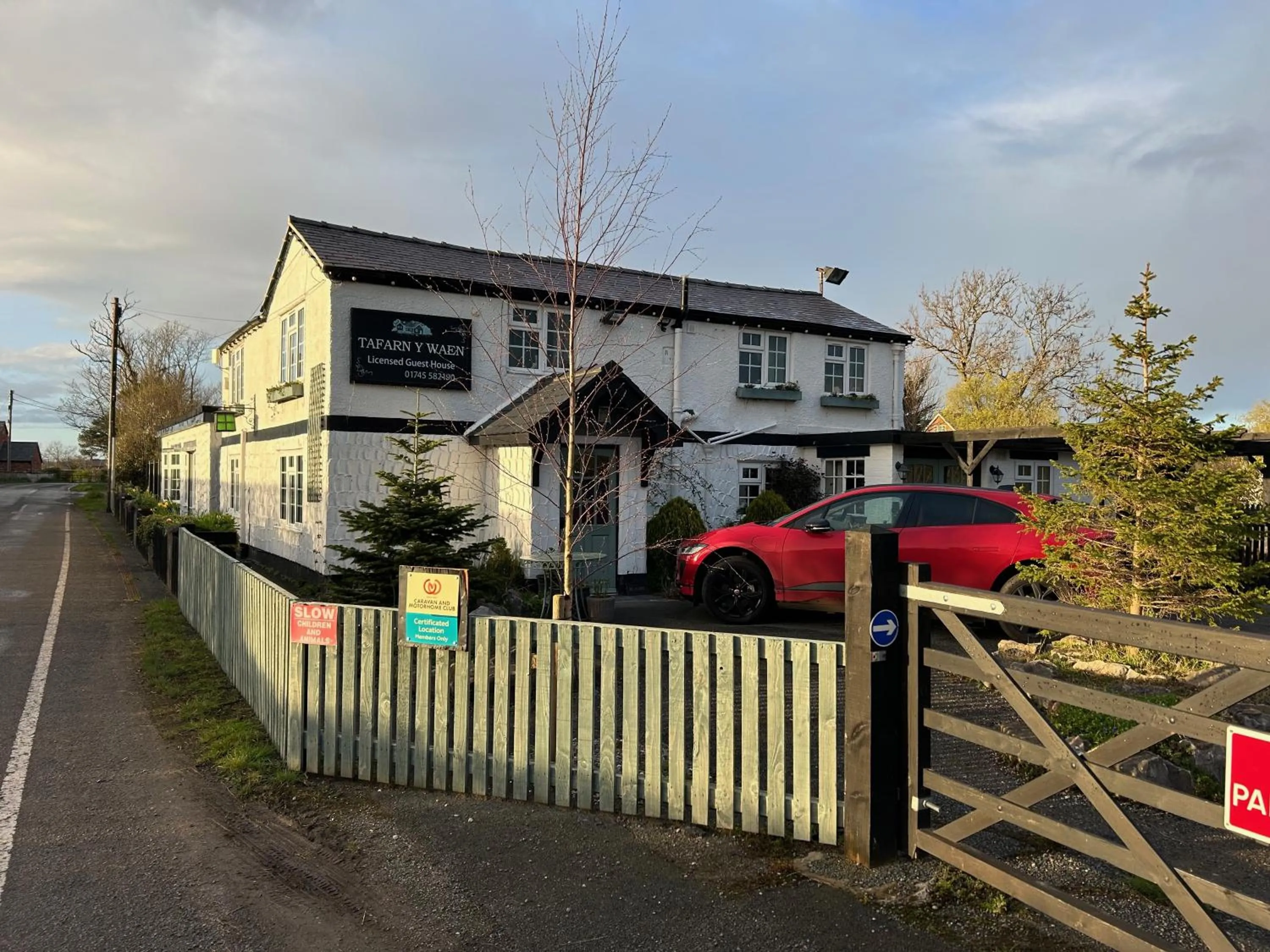 Property building in Tafarn y Waen - Guesthouse