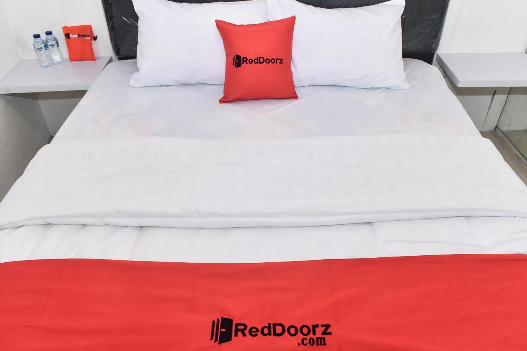 Bedroom, Bed in RedDoorz Plus @ Kemayoran