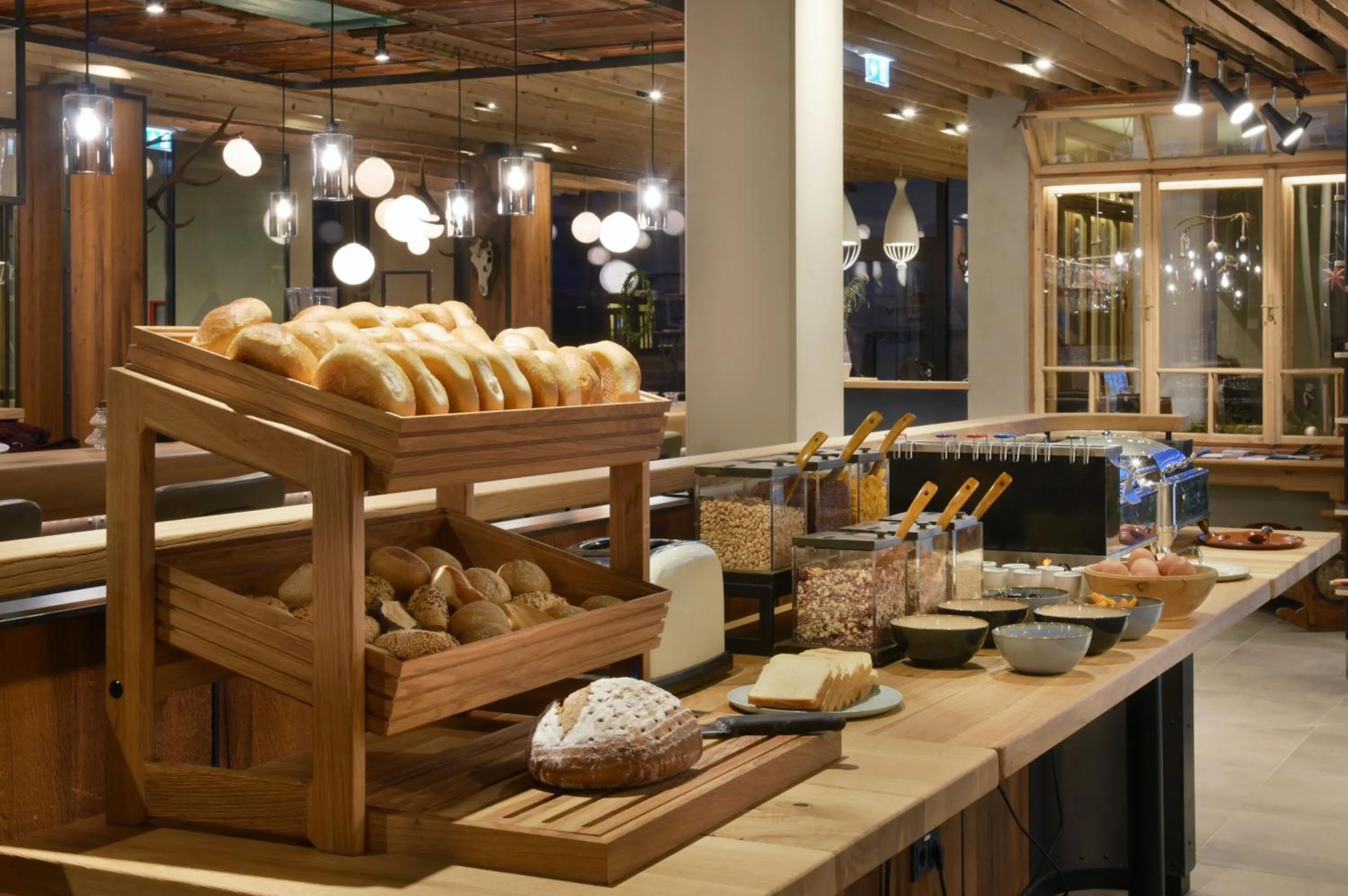 Buffet breakfast in Venediger Lodge