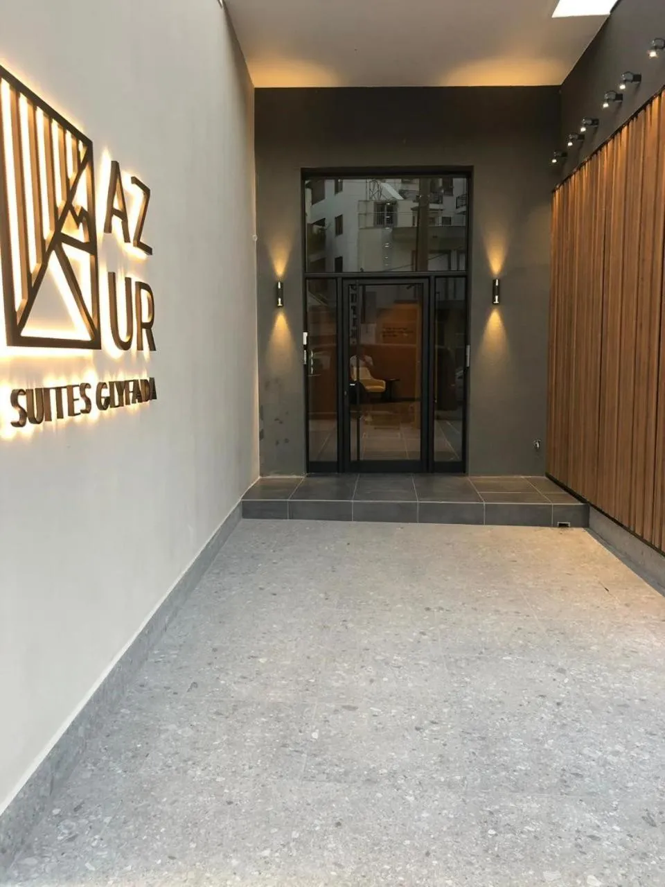 Facade/entrance in Azur Suites