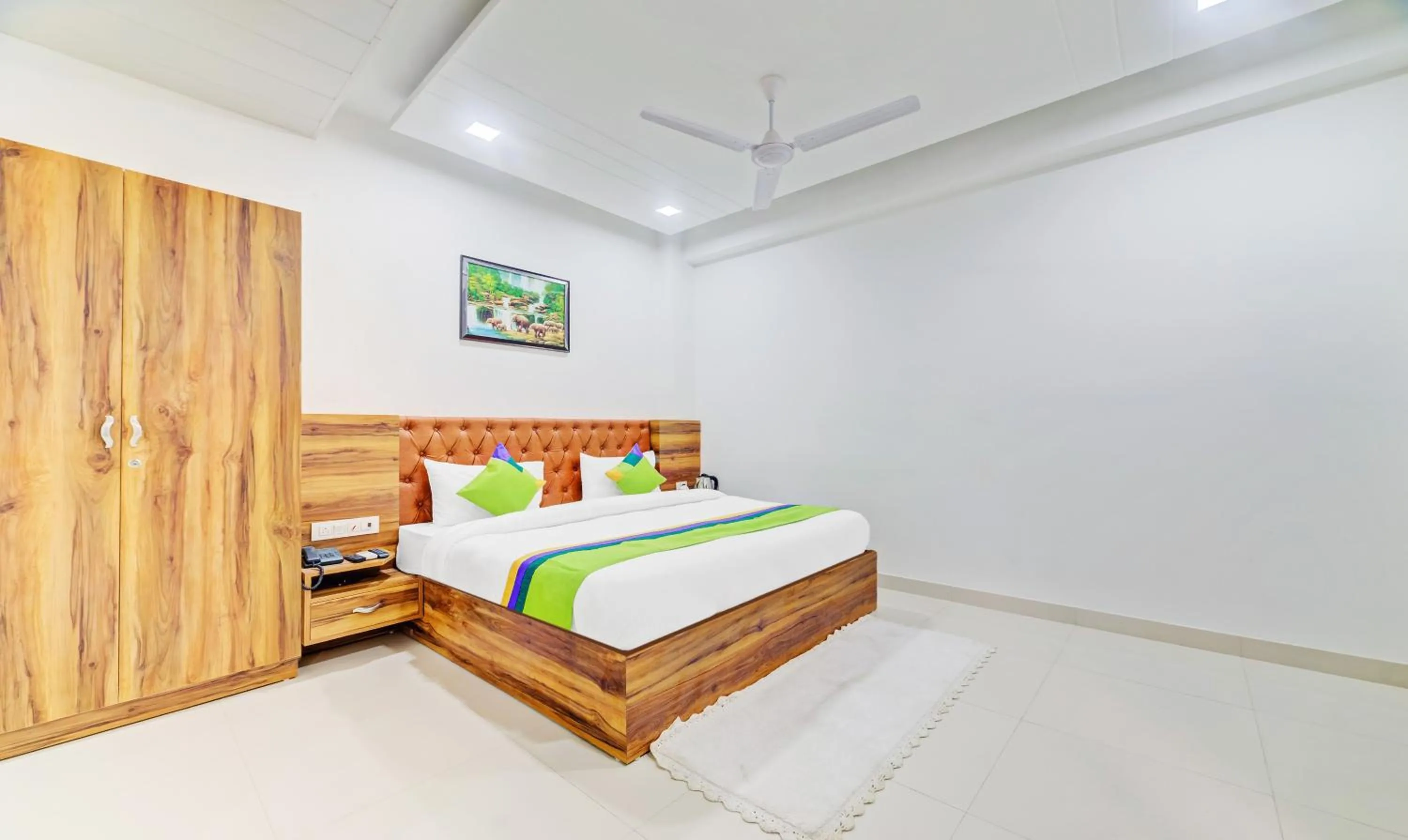 Bed in Hotel Nysha Palace Near IGI Airport
