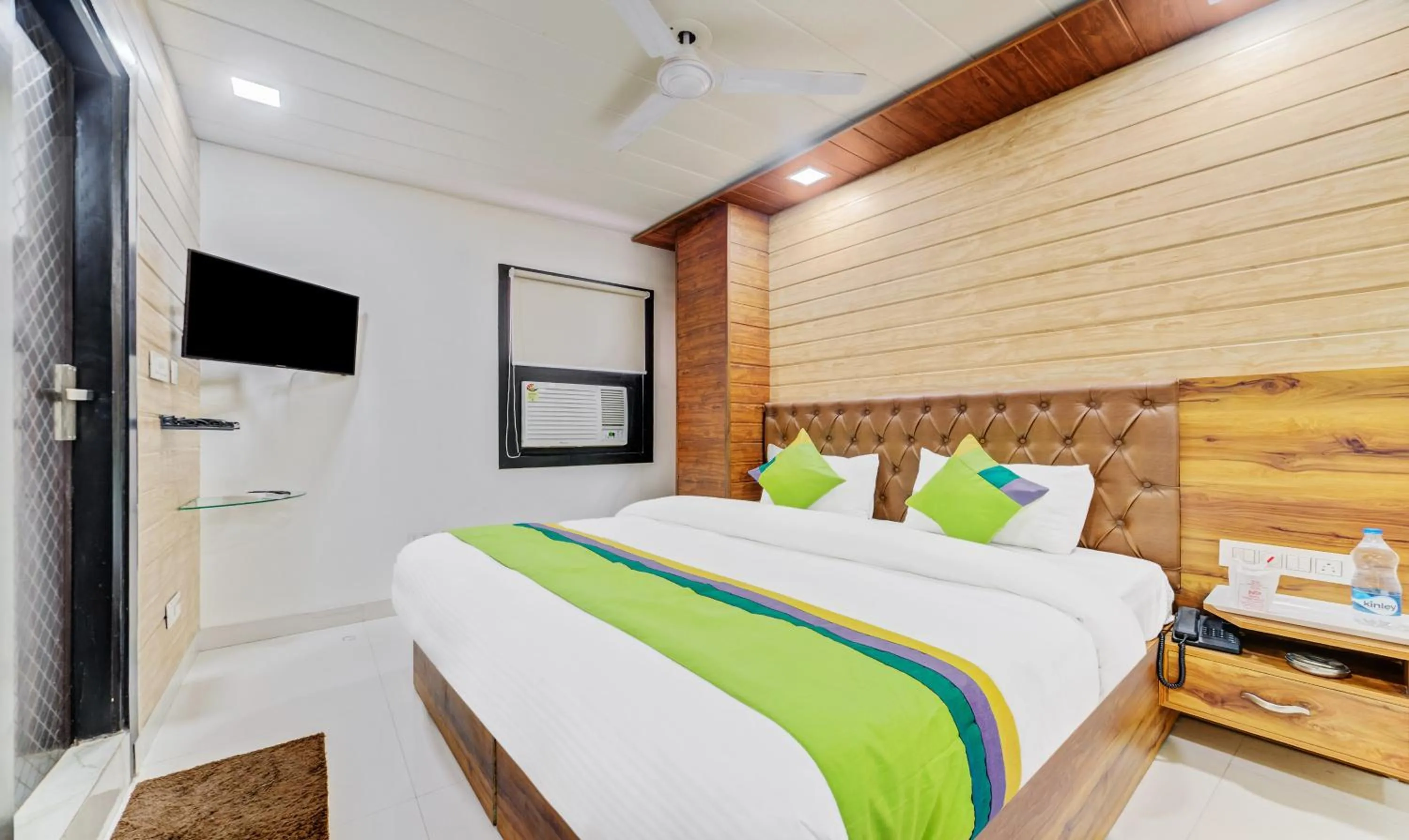 Bed in Hotel Nysha Palace Near IGI Airport