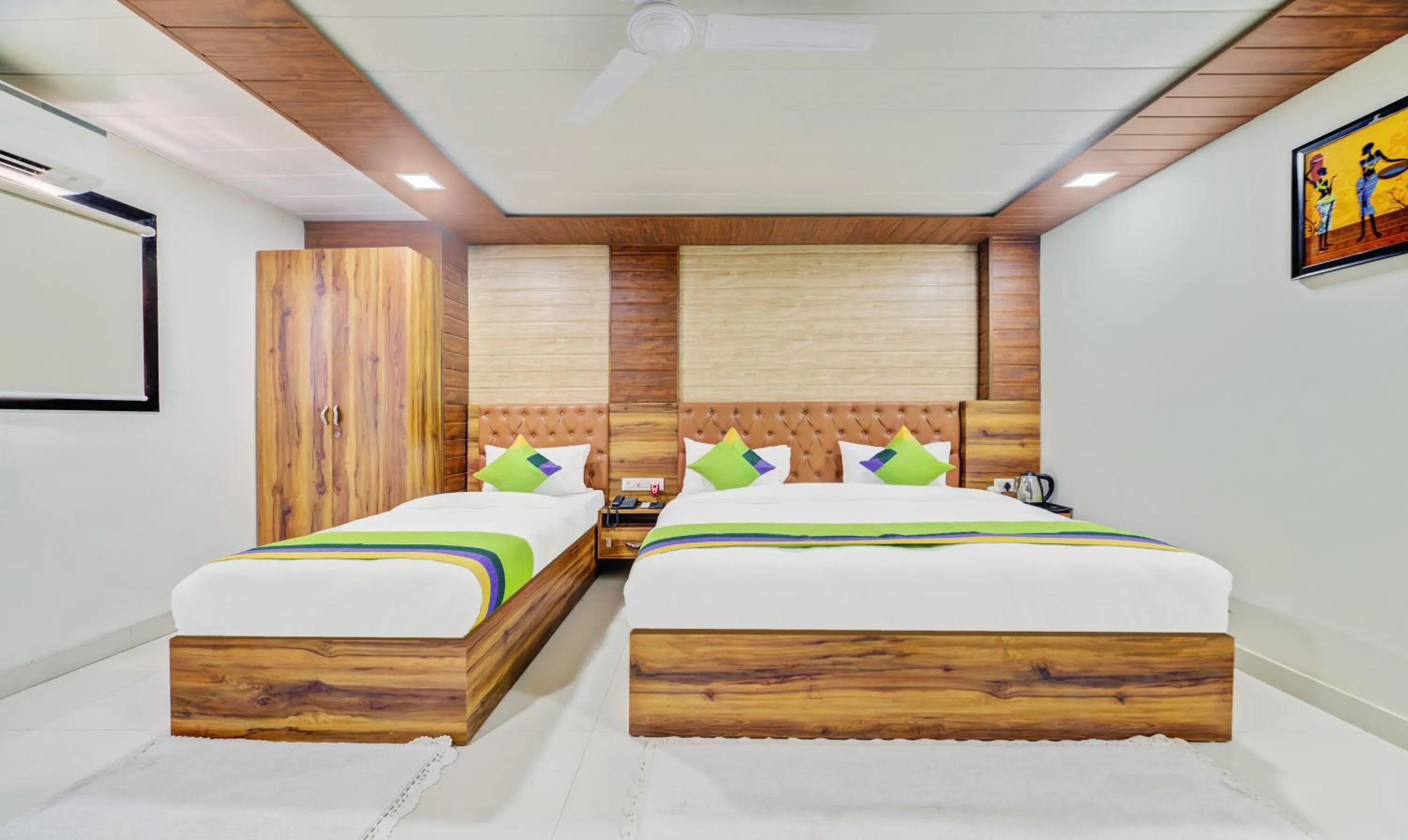 Bed in Hotel Nysha Palace Near IGI Airport