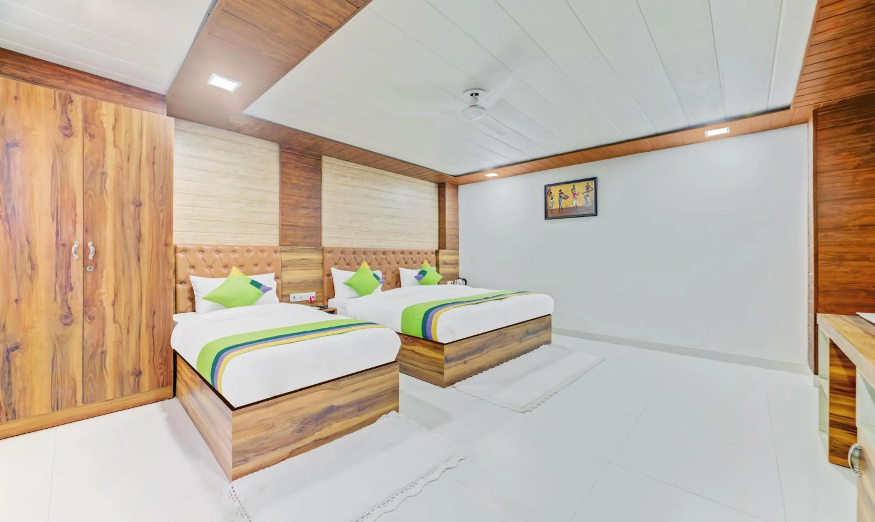 Bed in Hotel Nysha Palace Near IGI Airport