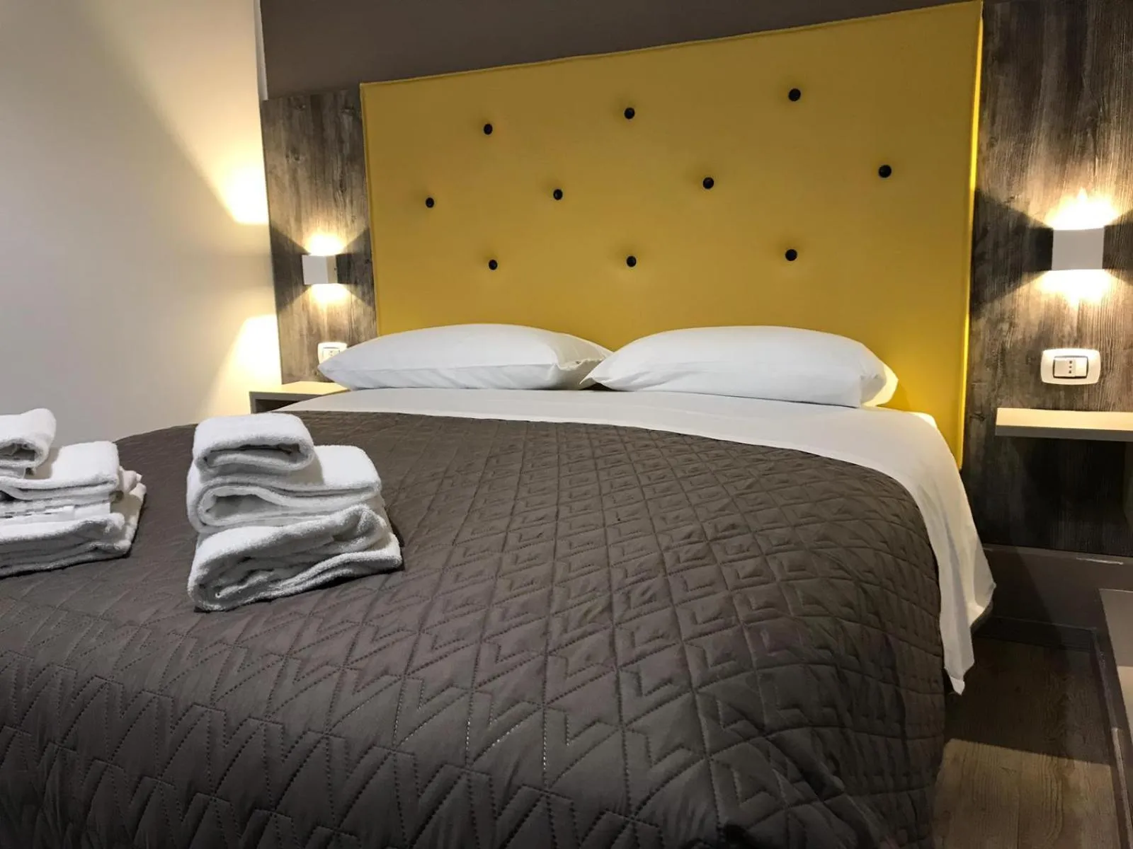 Photo of the whole room, Bed in BorgoNove