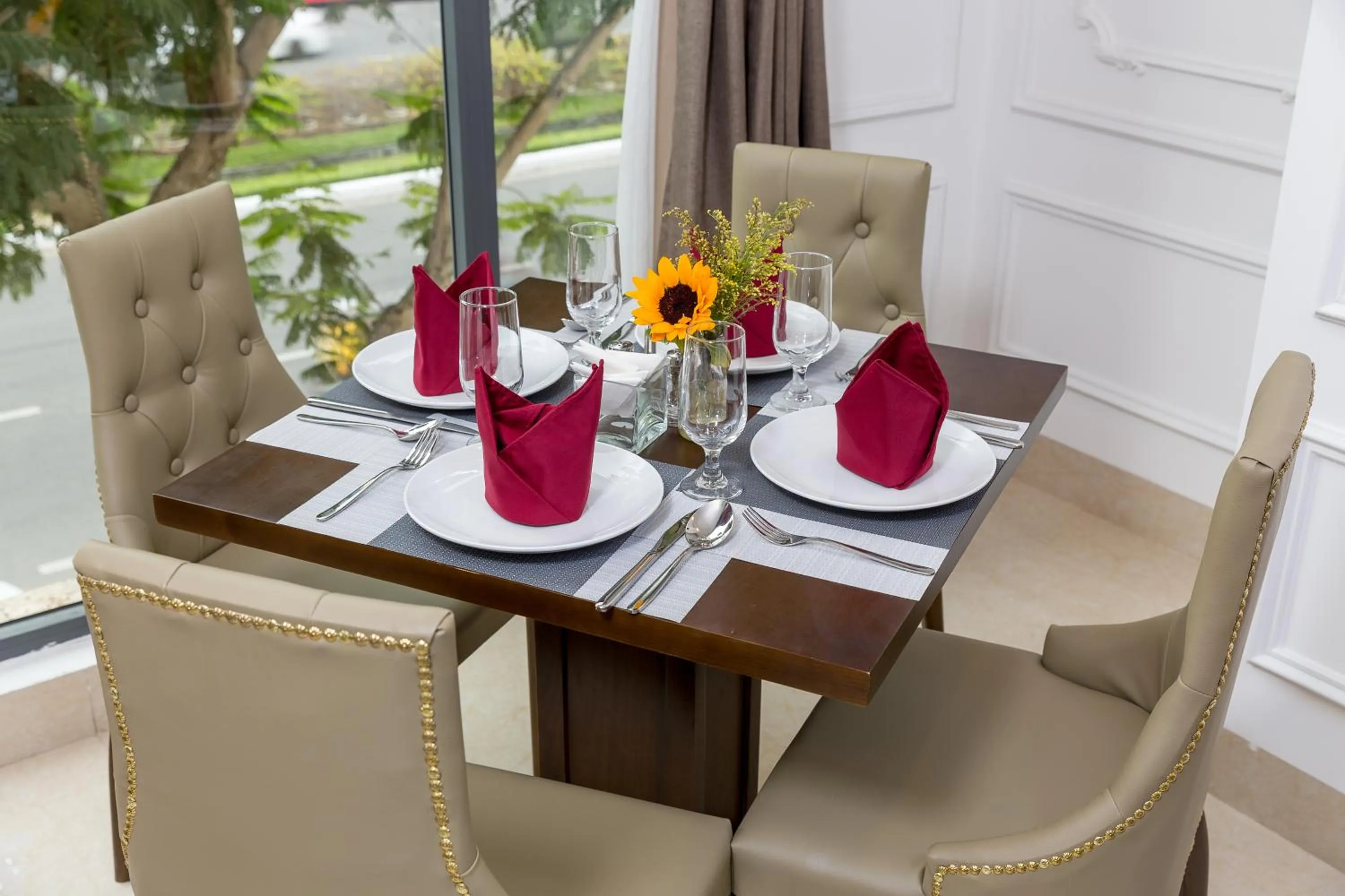 Restaurant/places to eat in Roliva Hotel & Apartment Danang