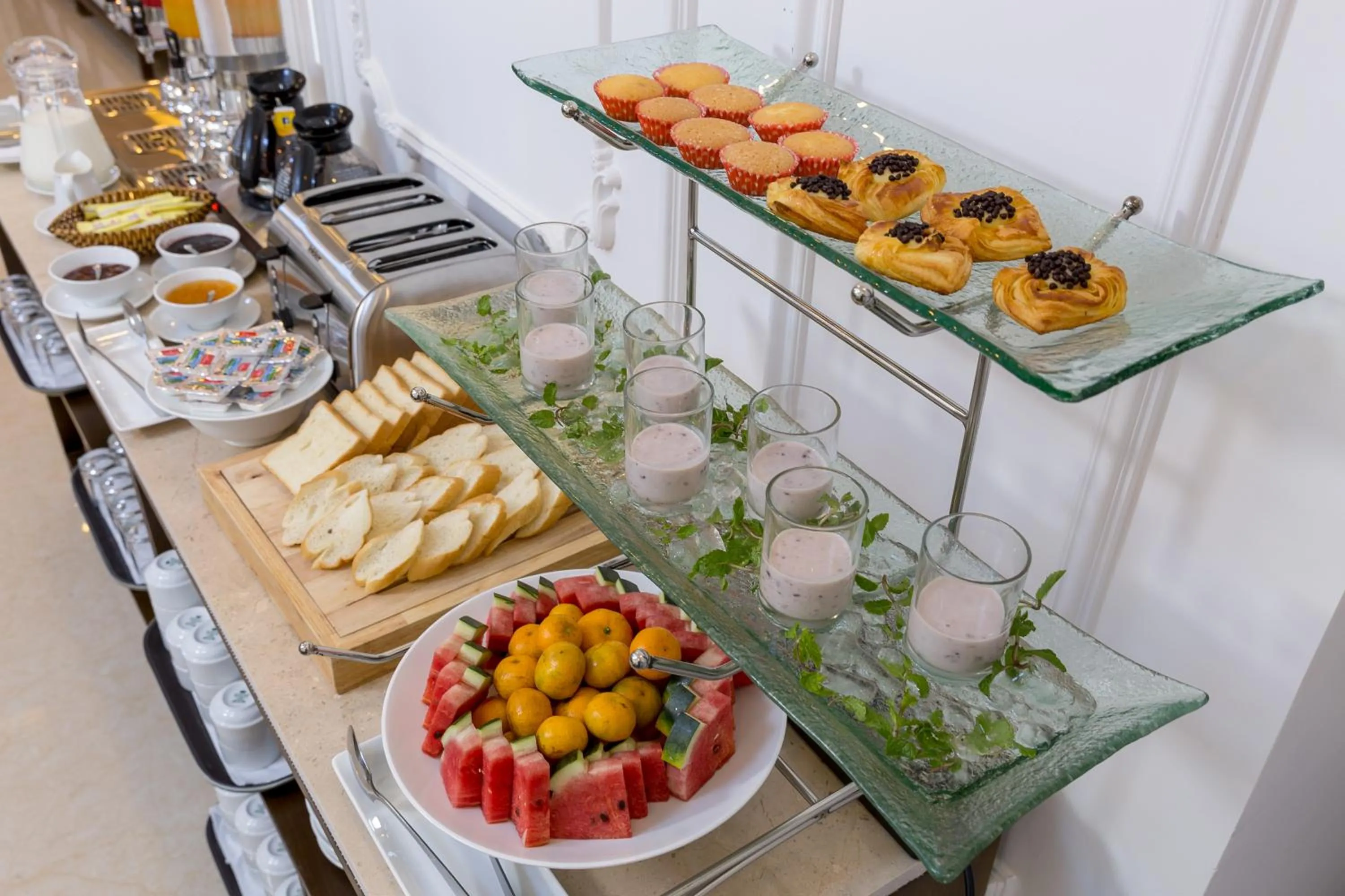 Restaurant/places to eat in Roliva Hotel & Apartment Danang