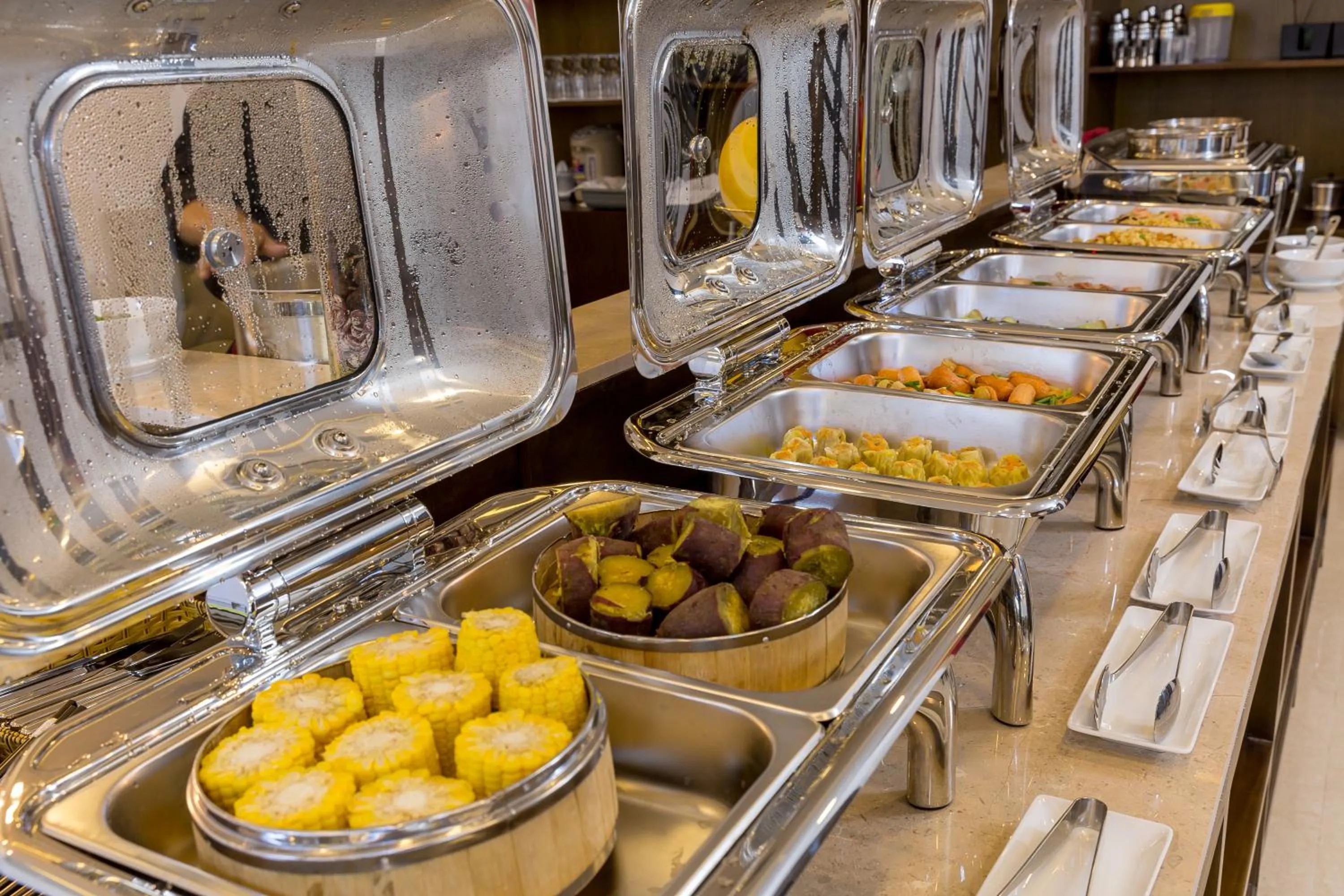 Restaurant/places to eat in Roliva Hotel & Apartment Danang