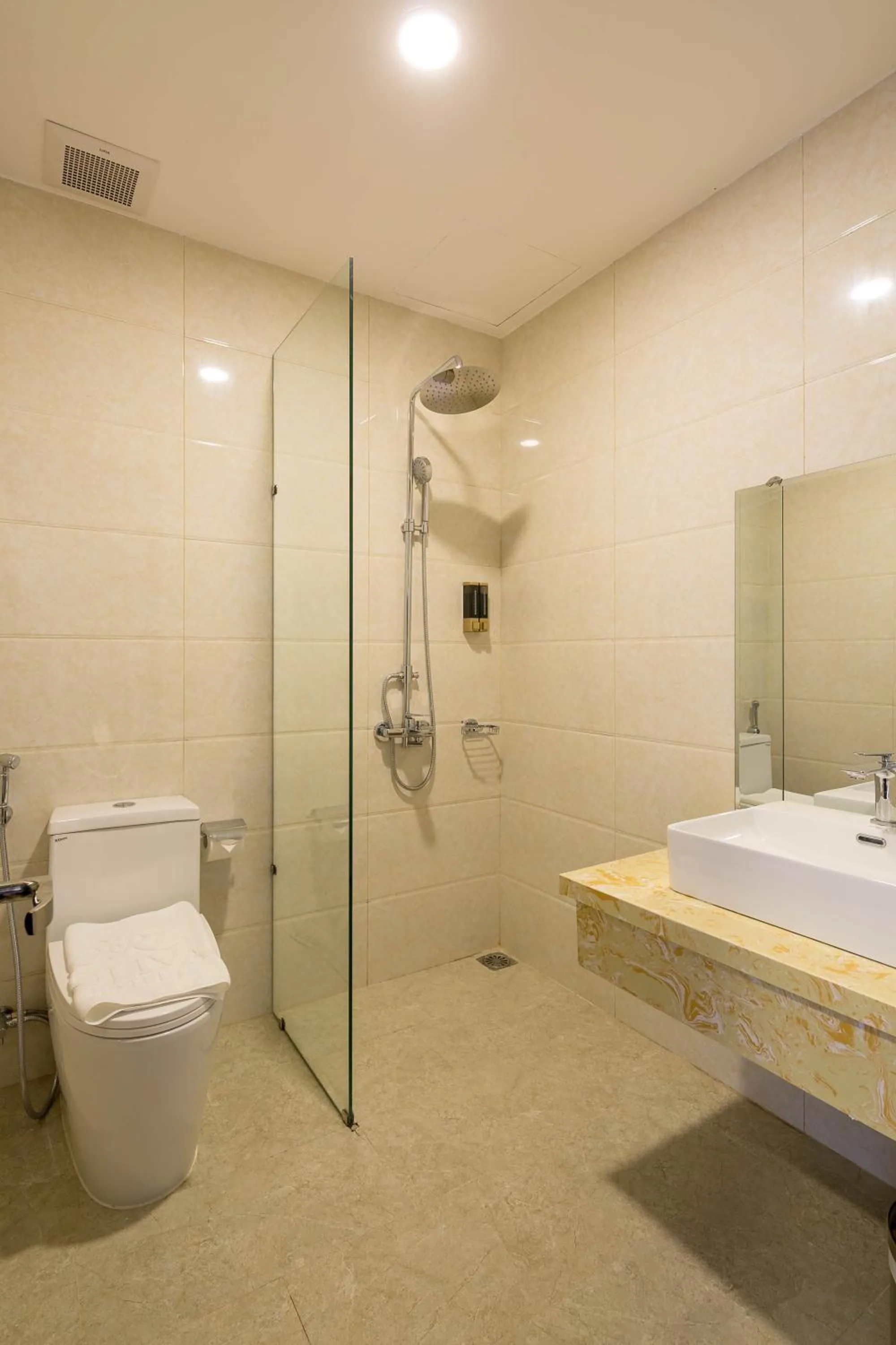 Shower in Roliva Hotel & Apartment Danang