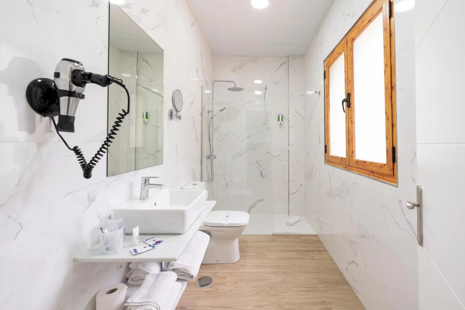 Bathroom in Hotel Plaza Del Castillo