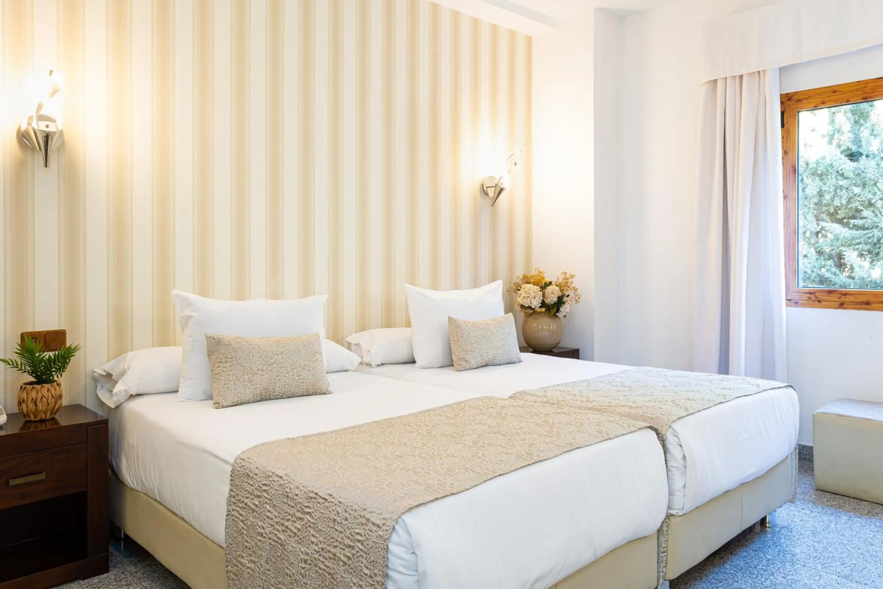 Bedroom, Bed in Hotel Plaza Del Castillo