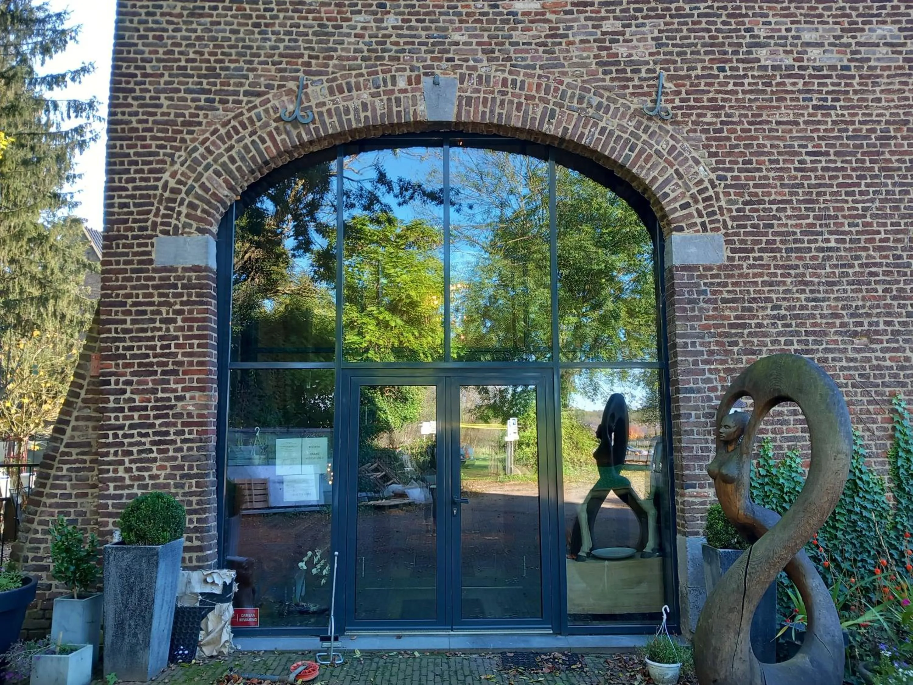 Facade/entrance in Meschermolen