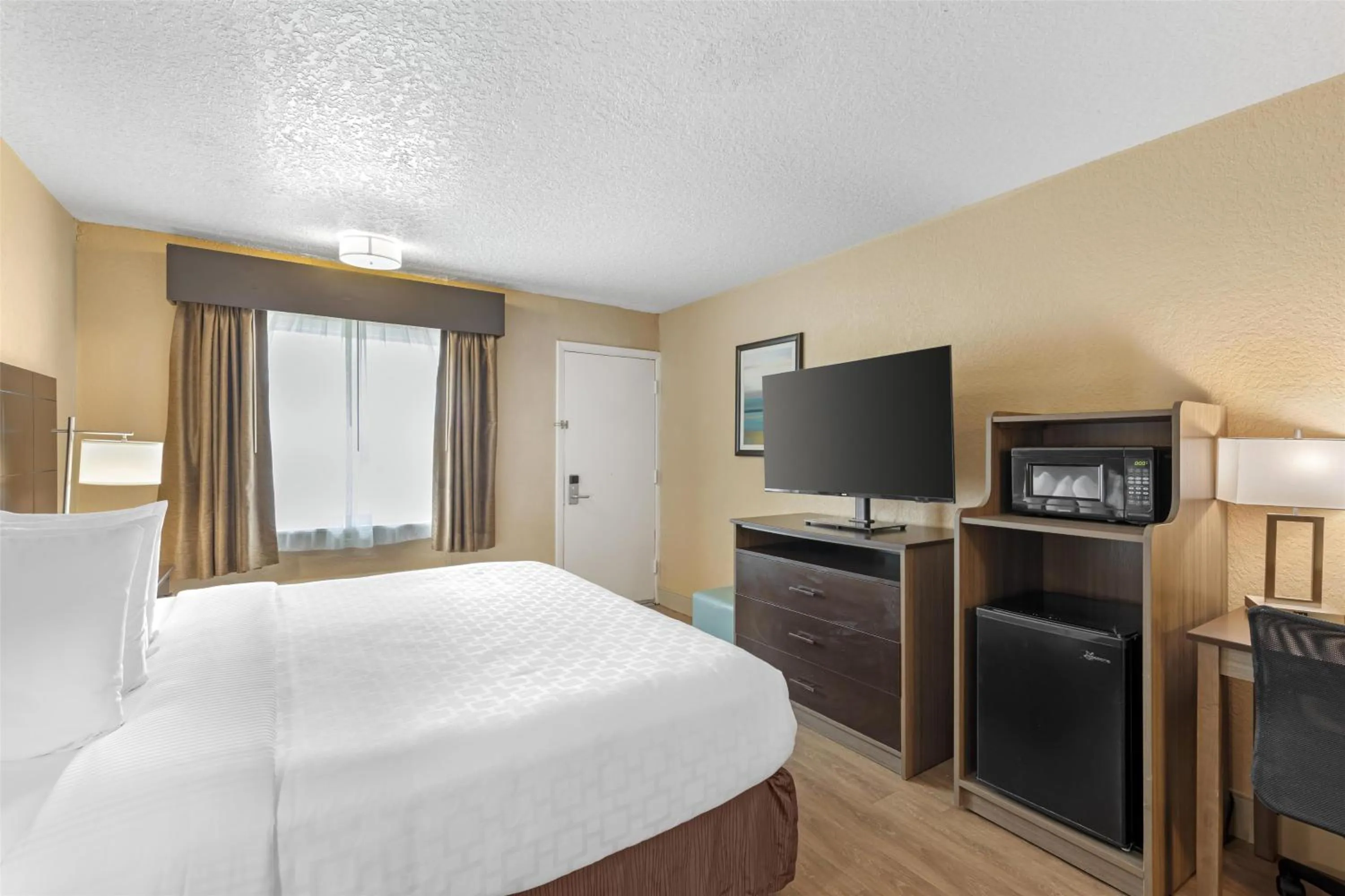 Bedroom, Bed in Best Western Space Shuttle Inn