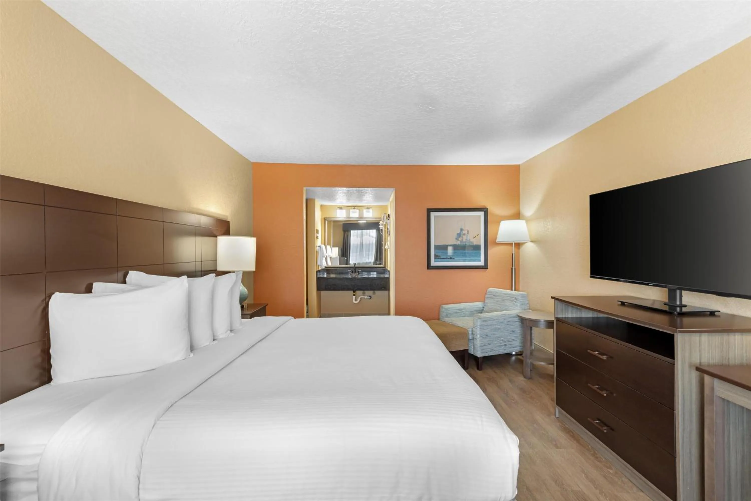 Bedroom, Bed in Best Western Space Shuttle Inn