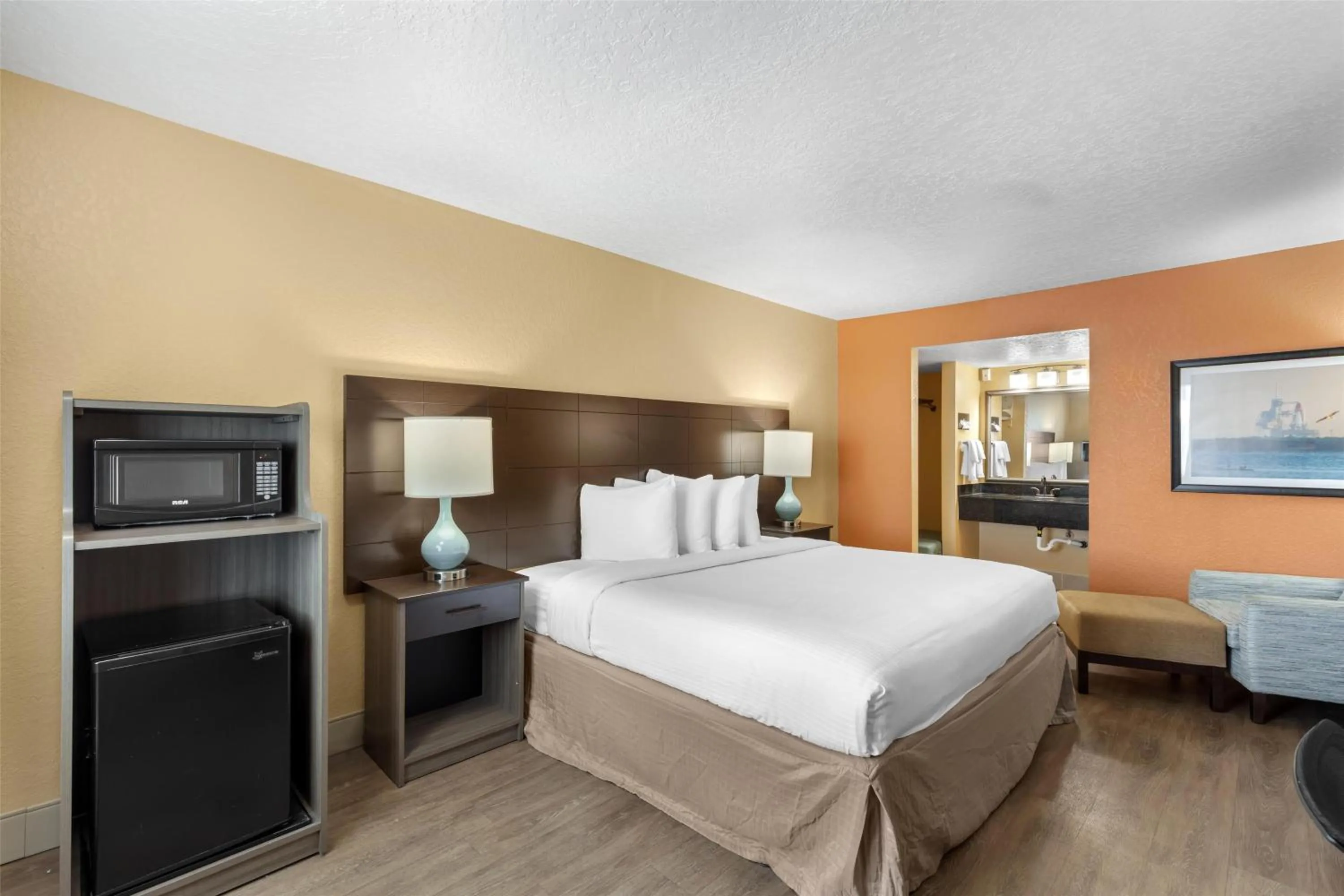 Bedroom, Bed in Best Western Space Shuttle Inn