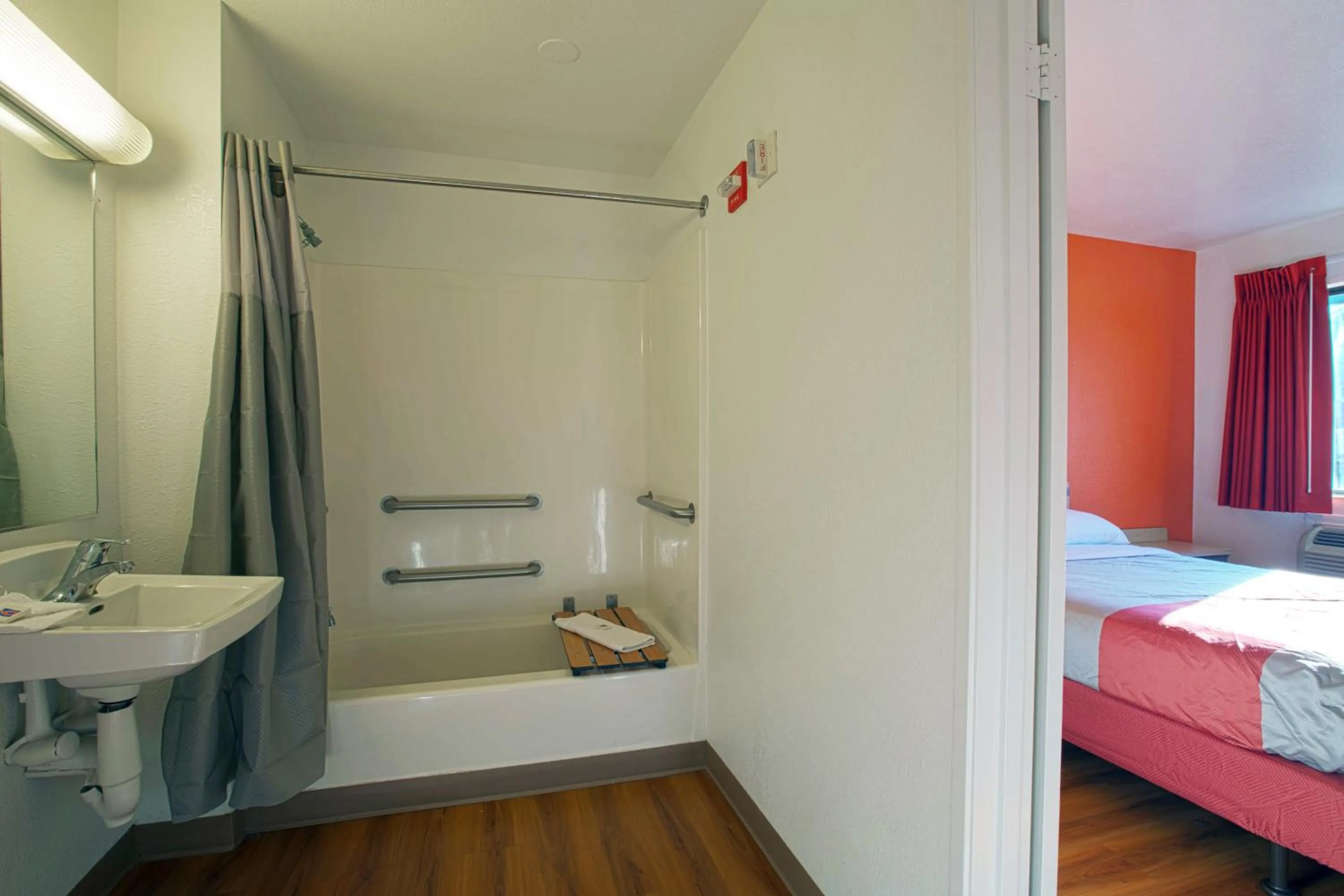Shower, Bed in North Charleston Lodge