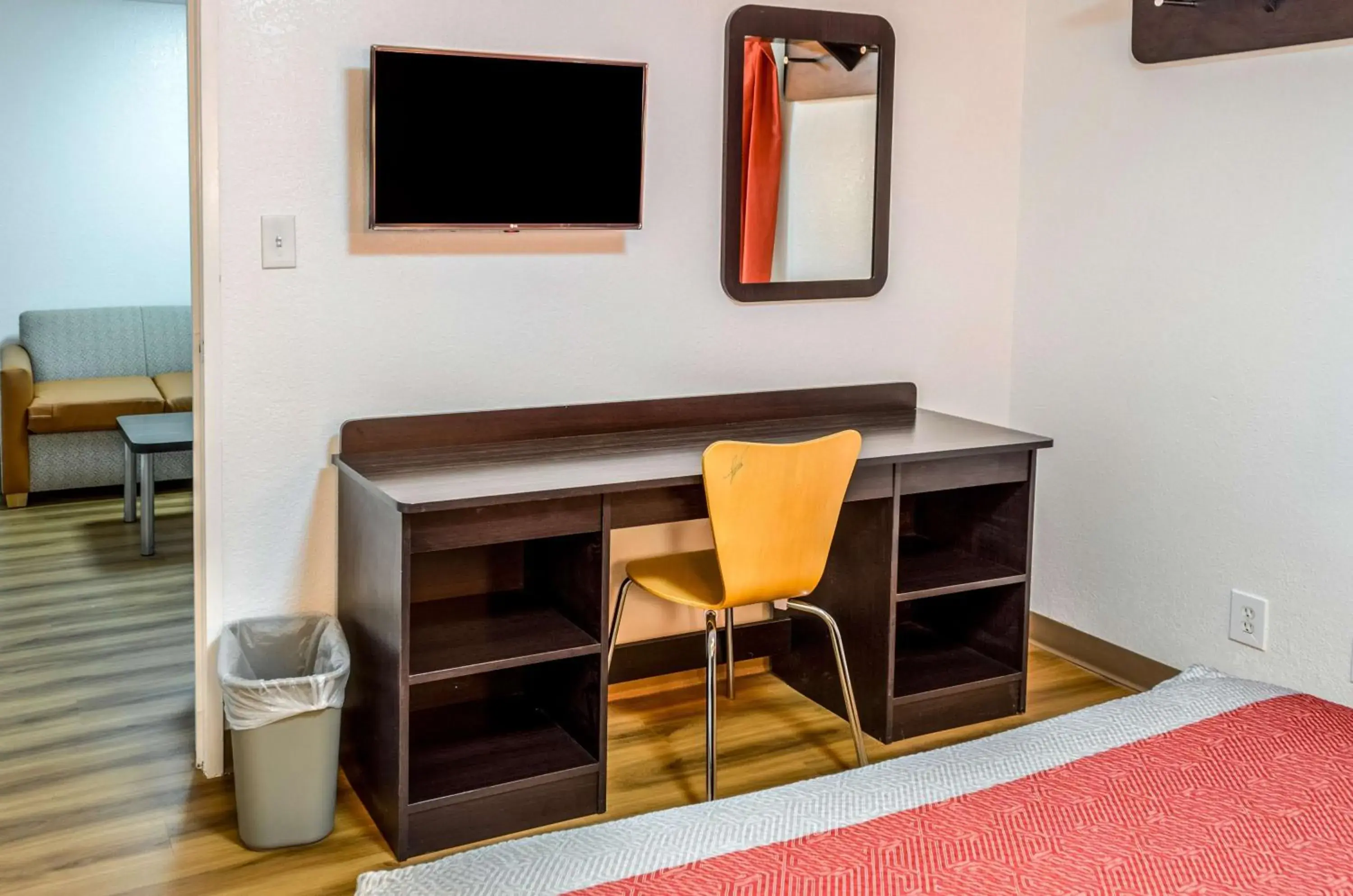 Deluxe Queen Room - Non-Smoking in North Charleston Lodge Deluxe Queen Room - Non-Smoking in North Charleston Lodge