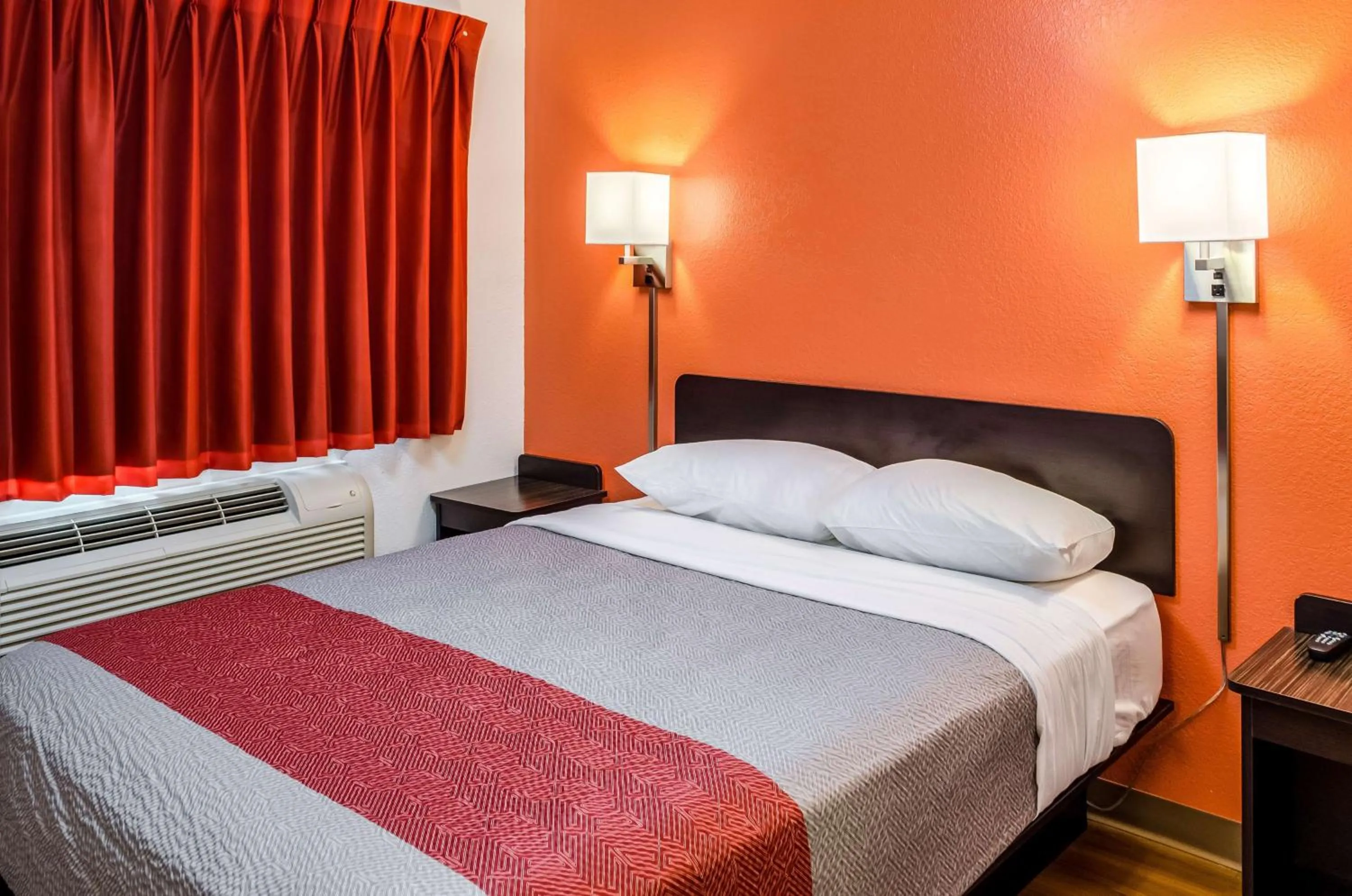 Bedroom, Bed in North Charleston Lodge