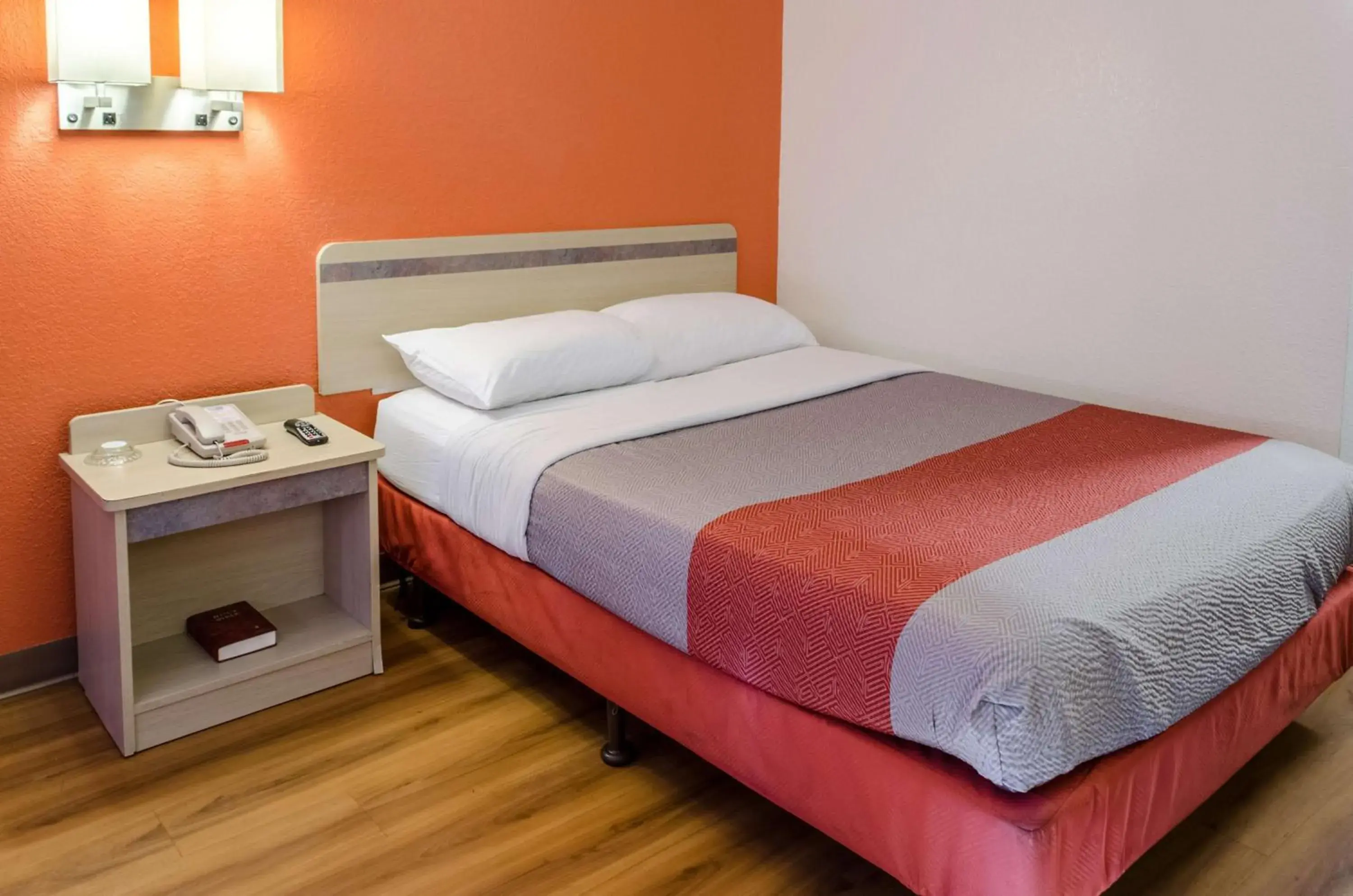 Queen Room - Disability Access in North Charleston Lodge Queen Room - Disability Access in North Charleston Lodge