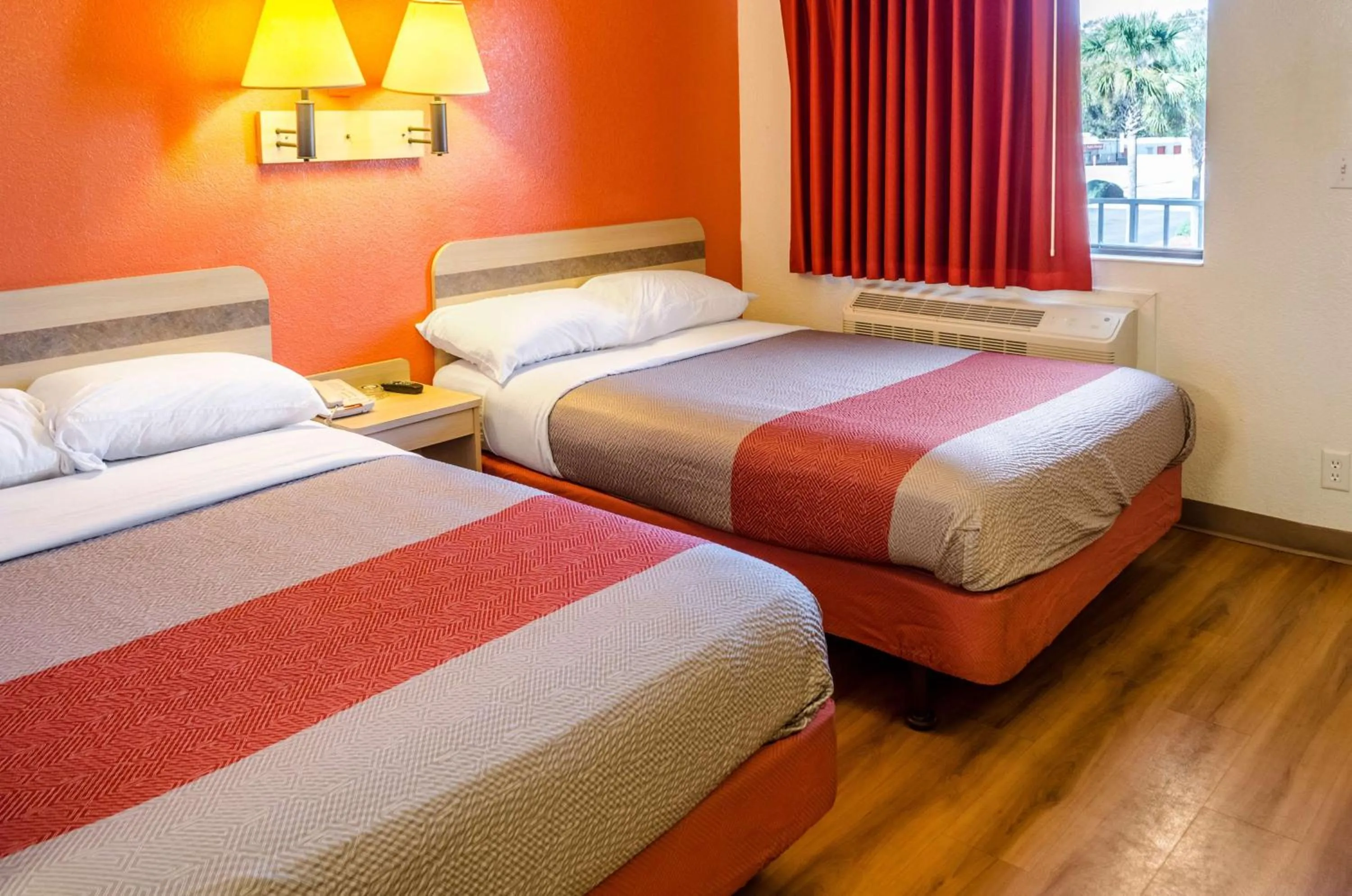 Bedroom, Bed in North Charleston Lodge