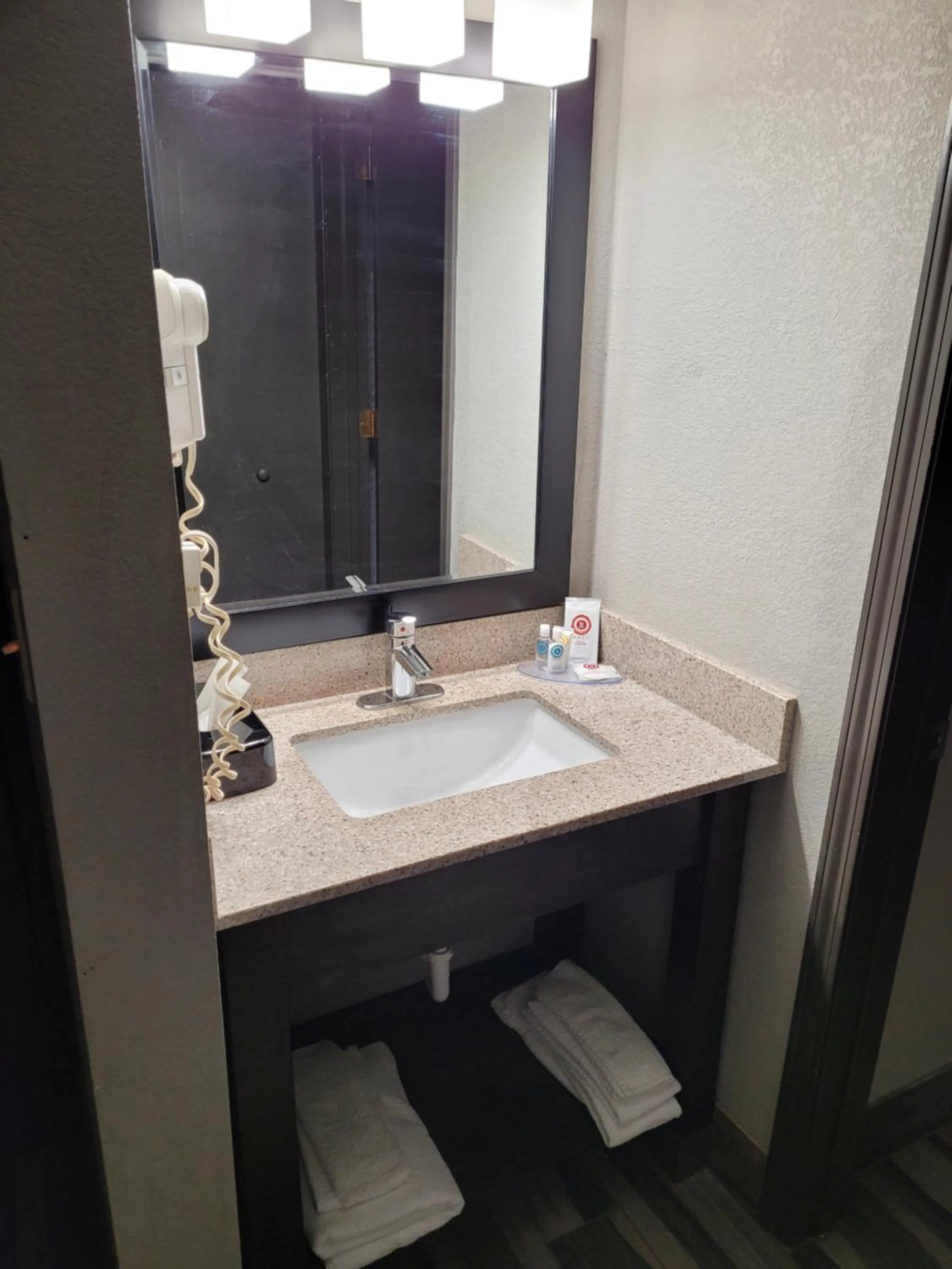 Bathroom in Comfort Inn Cleveland Airport