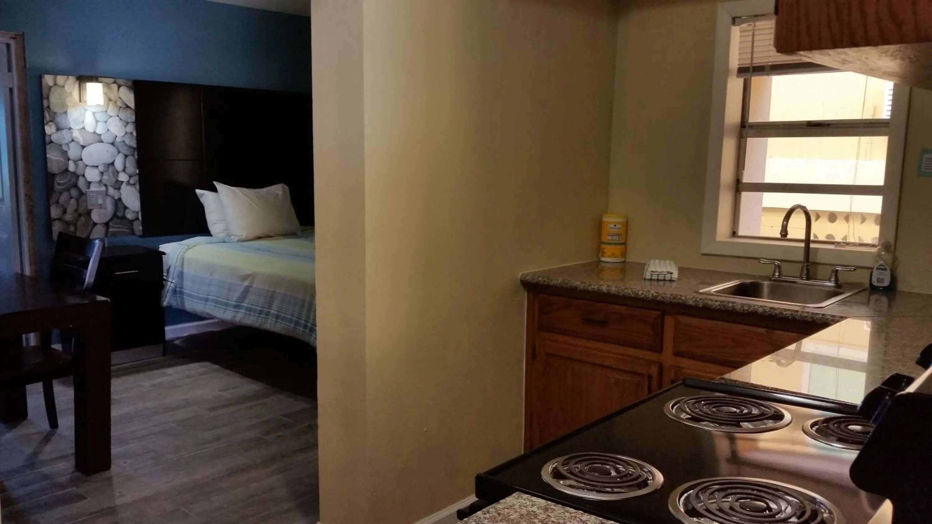 Kitchen or kitchenette, Bed in Driftwood Beach Motel