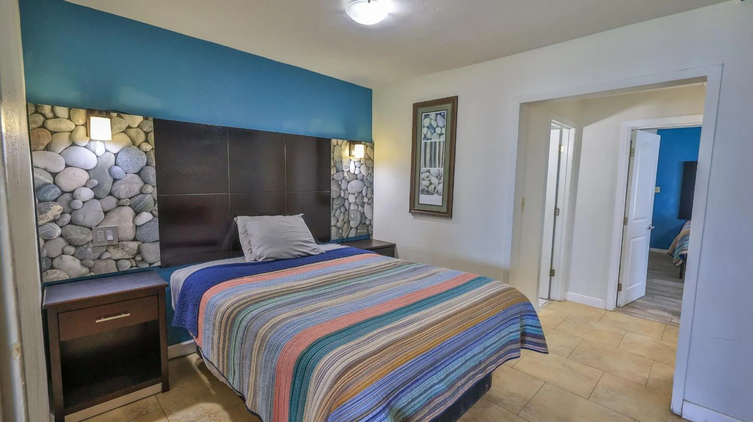 Bedroom, Bed in Driftwood Beach Motel