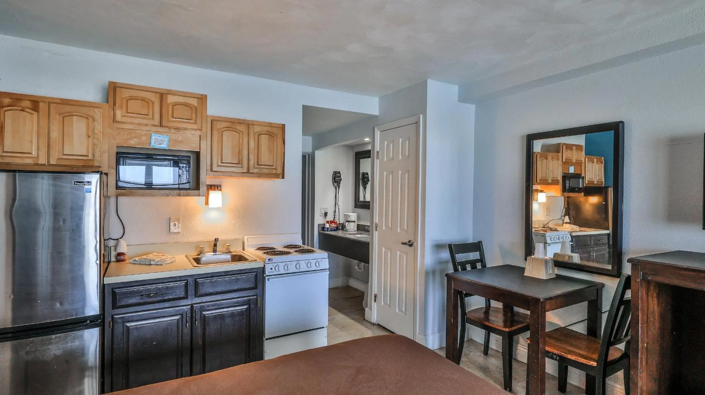 Kitchen or kitchenette in Driftwood Beach Motel