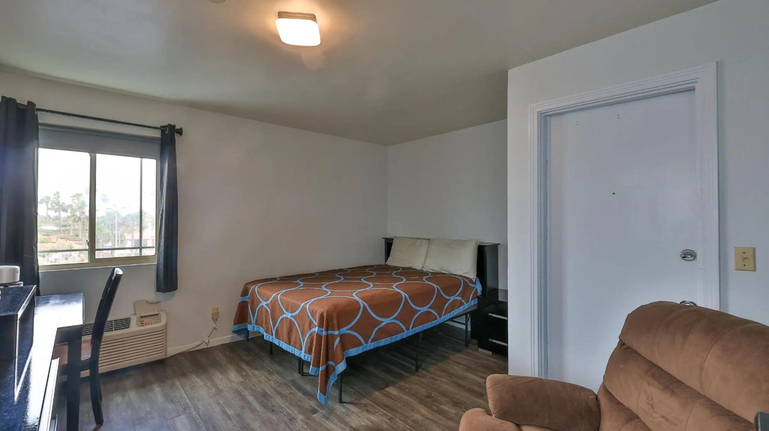 Bed in Driftwood Beach Motel