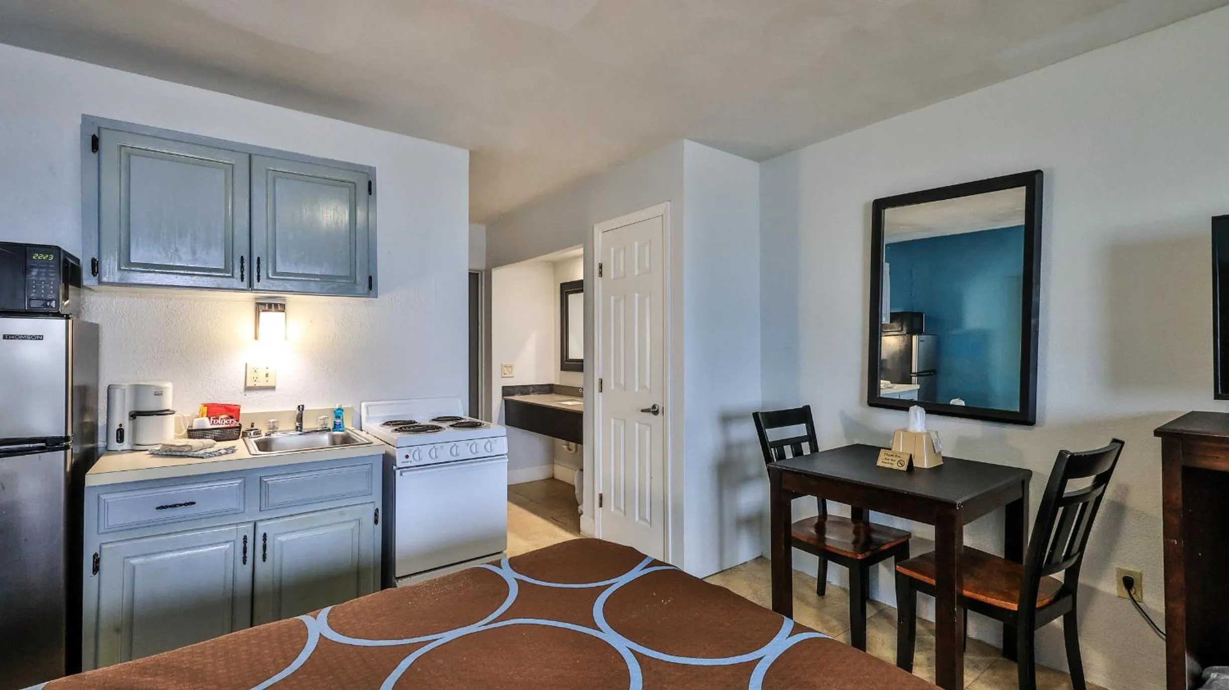 Kitchen or kitchenette in Driftwood Beach Motel