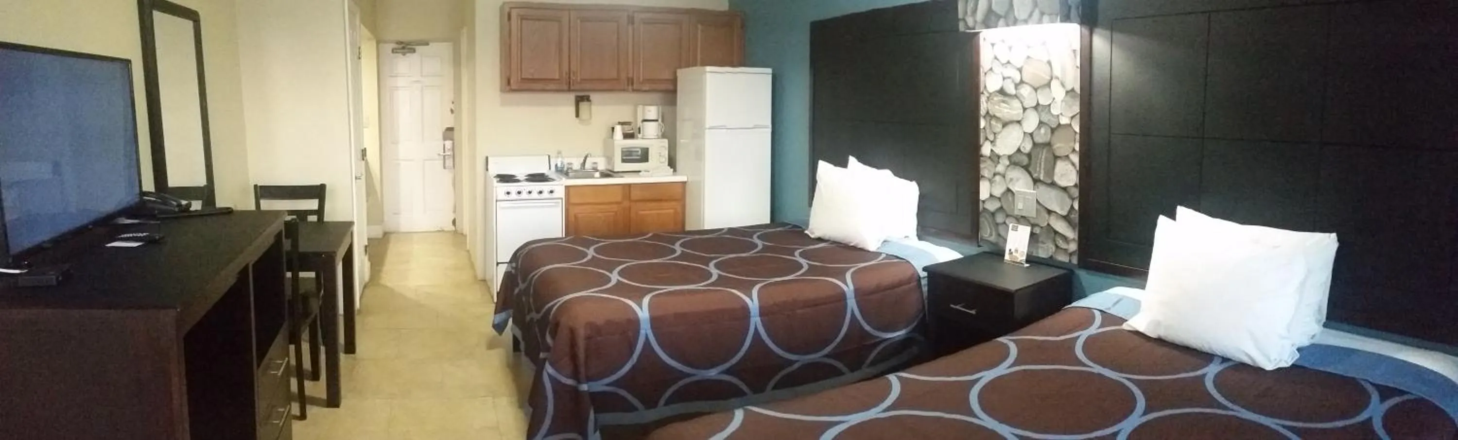 Kitchen or kitchenette, Bed in Driftwood Beach Motel