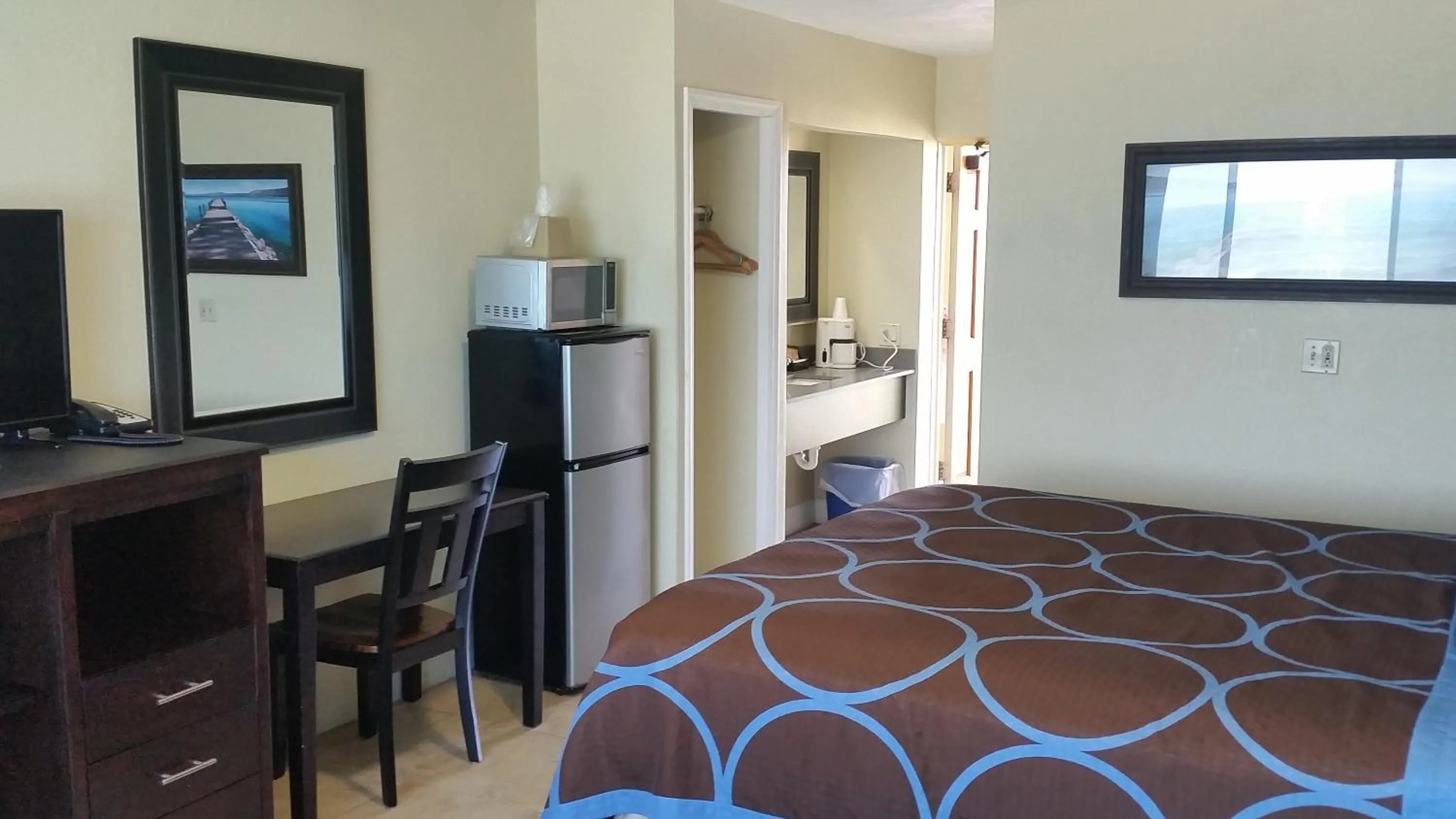 Bedroom, Bed in Driftwood Beach Motel