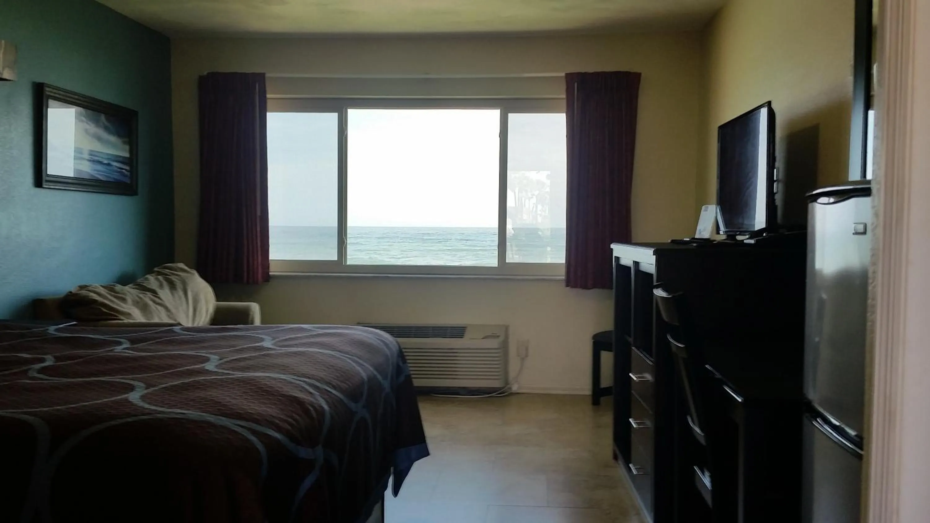 Bedroom, Bed in Driftwood Beach Motel