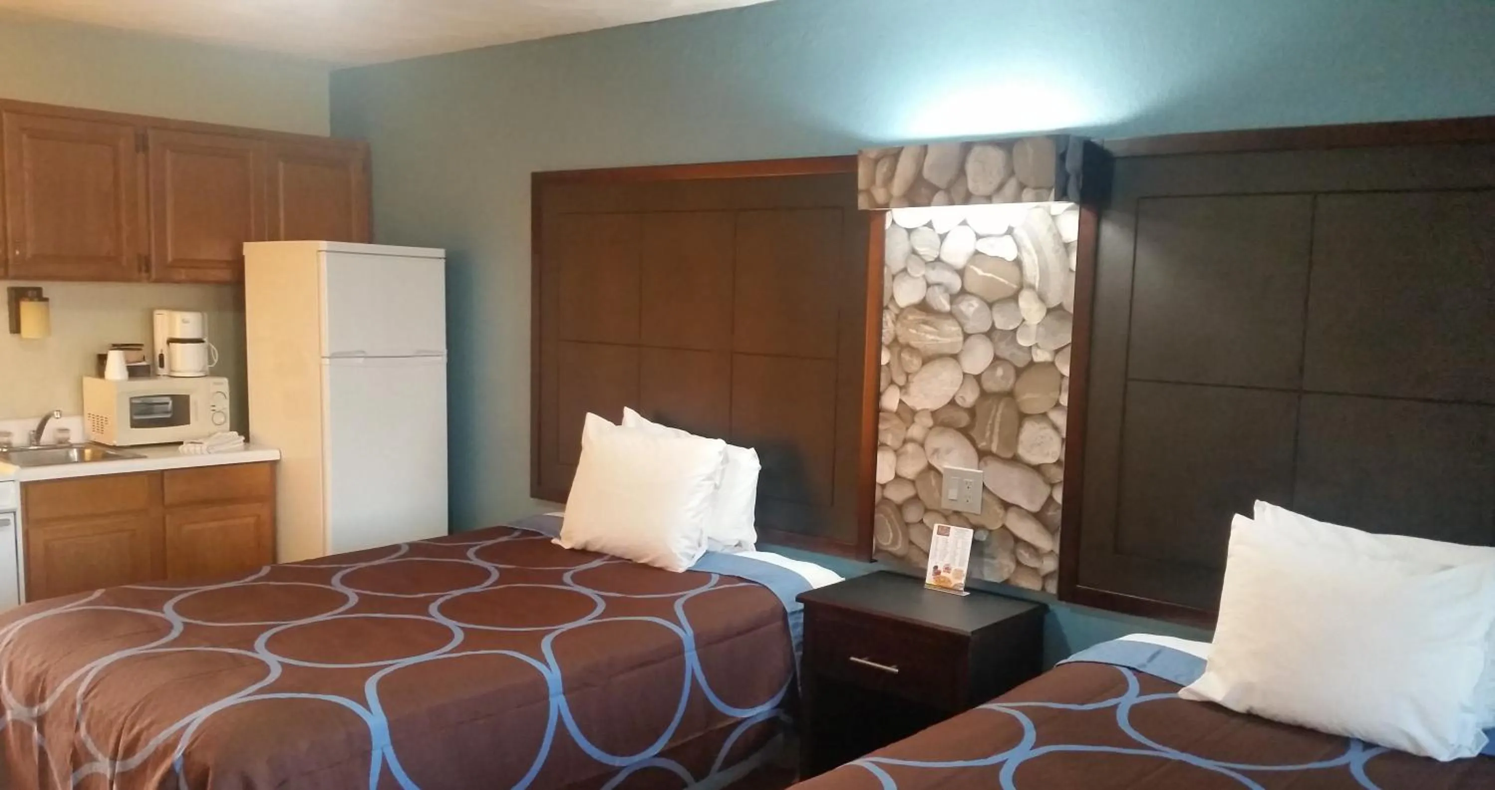 Bedroom, Bed in Driftwood Beach Motel