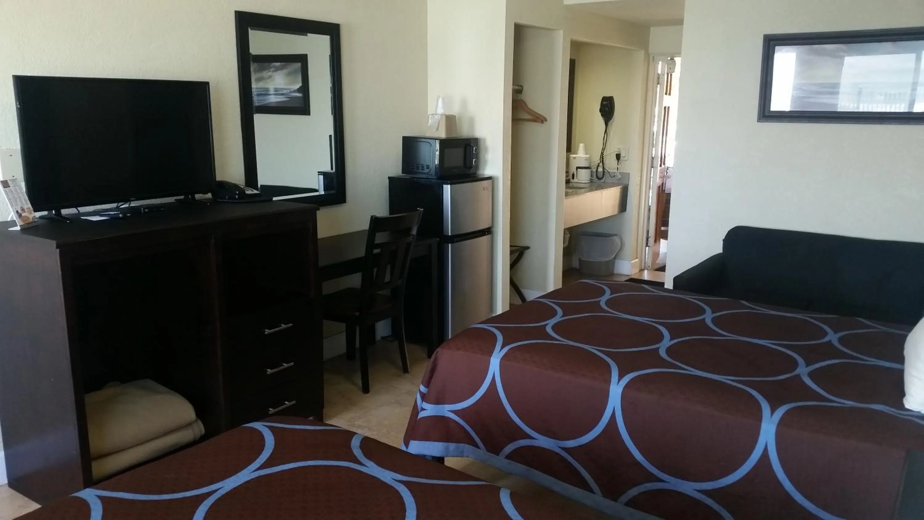 Bedroom, Bed in Driftwood Beach Motel