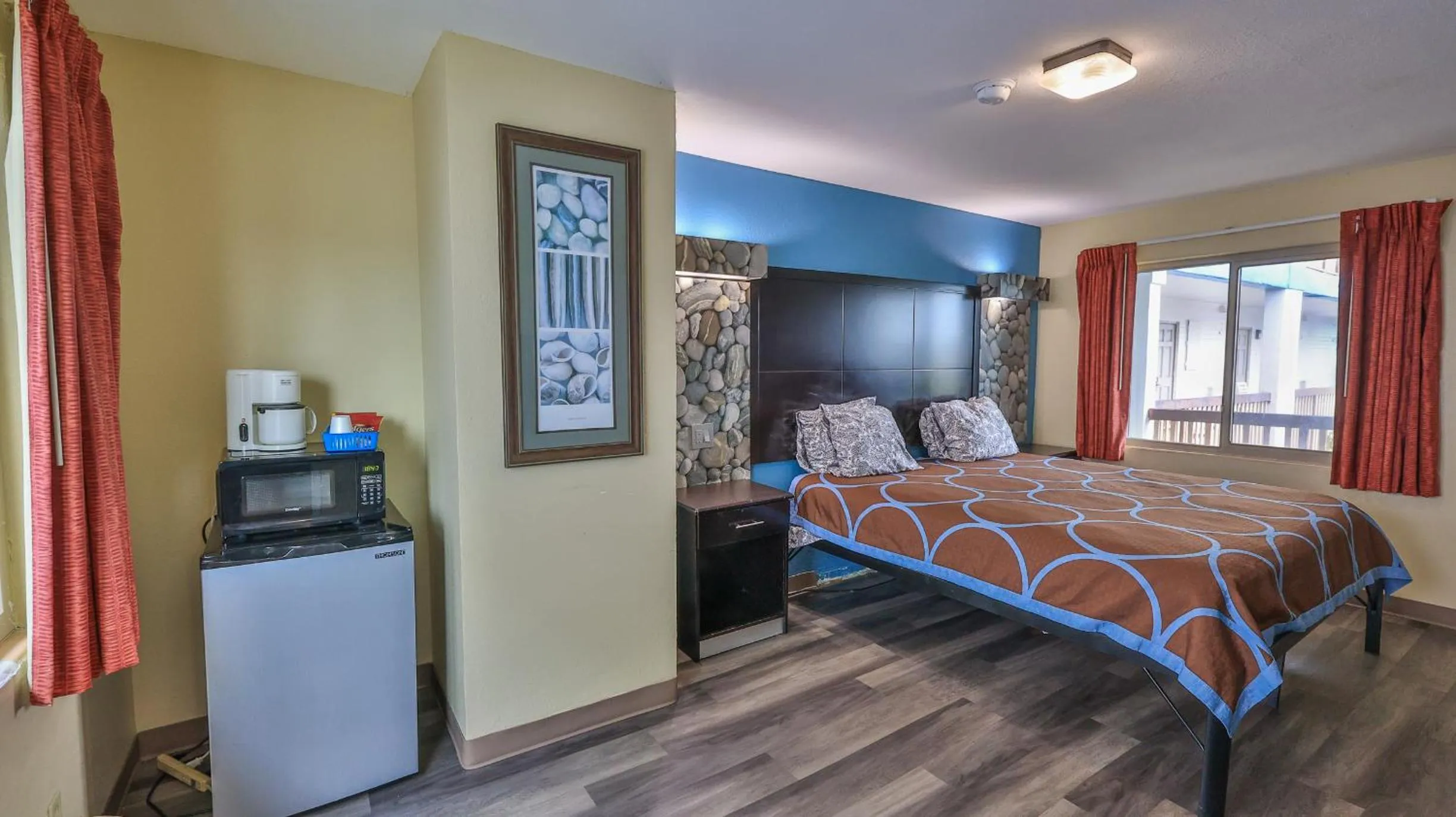 Bedroom, Bed in Driftwood Beach Motel