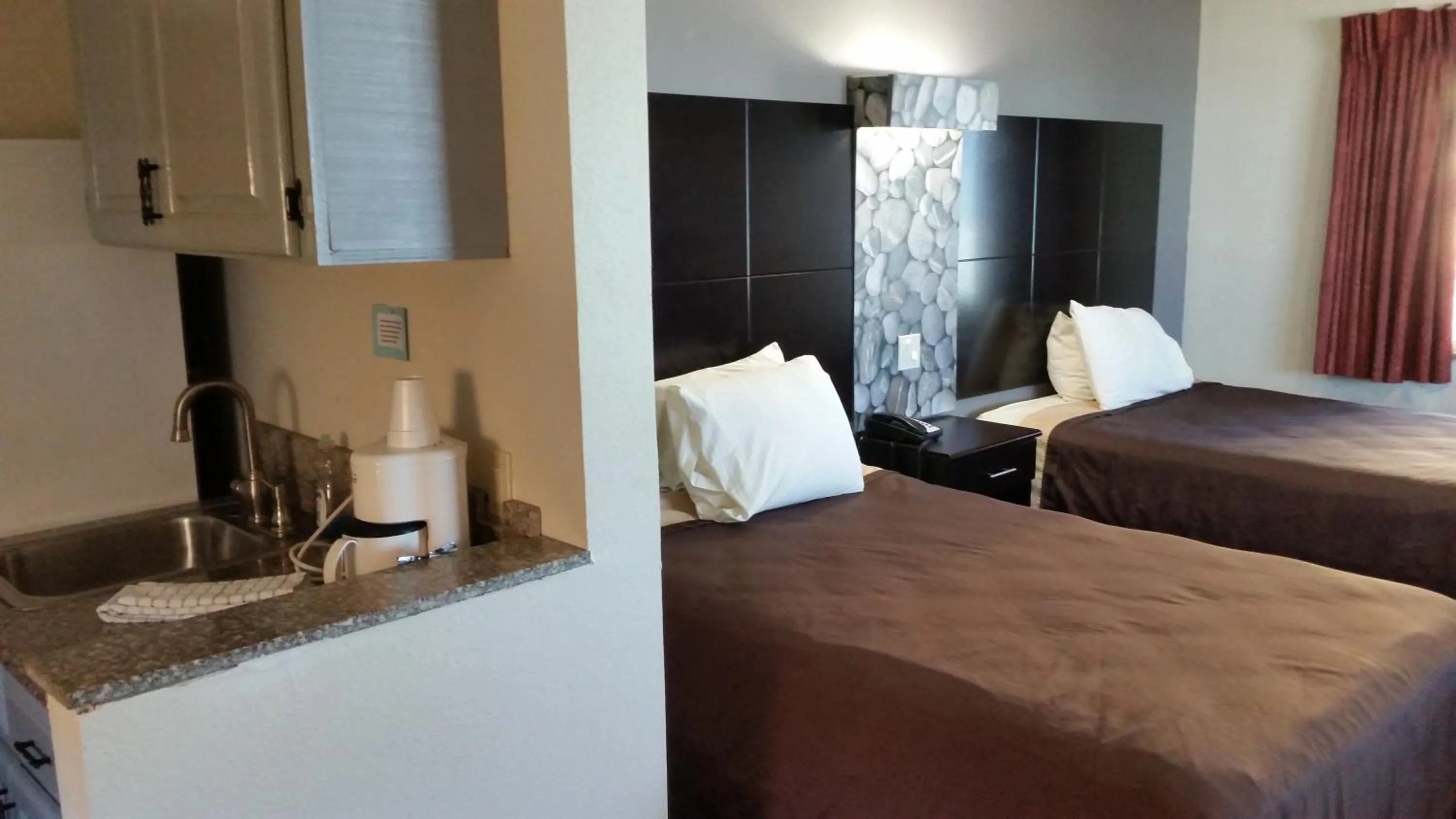 Kitchen or kitchenette, Bed in Driftwood Beach Motel