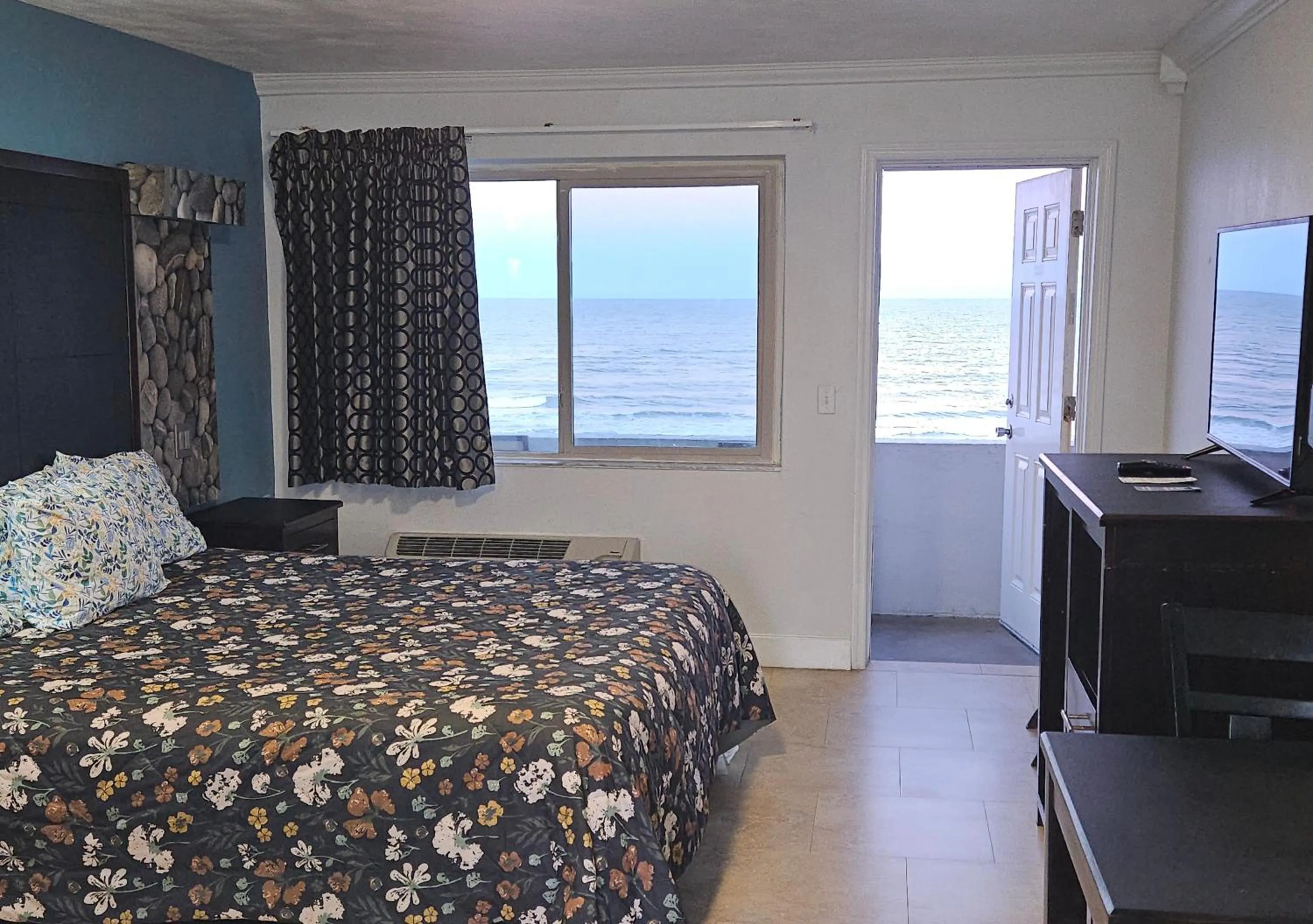 Bedroom, Bed in Driftwood Beach Motel