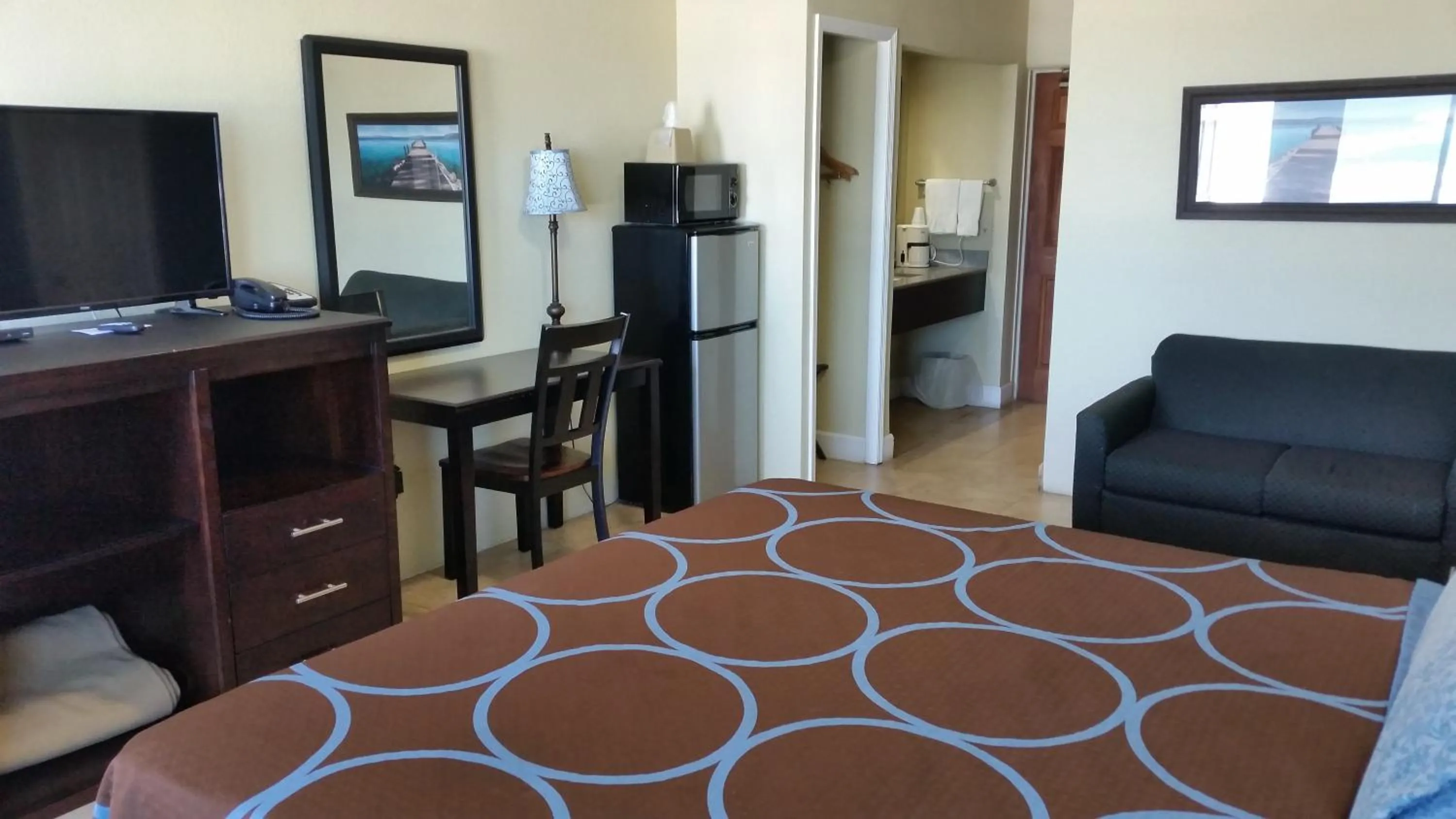 Photo of the whole room in Driftwood Beach Motel