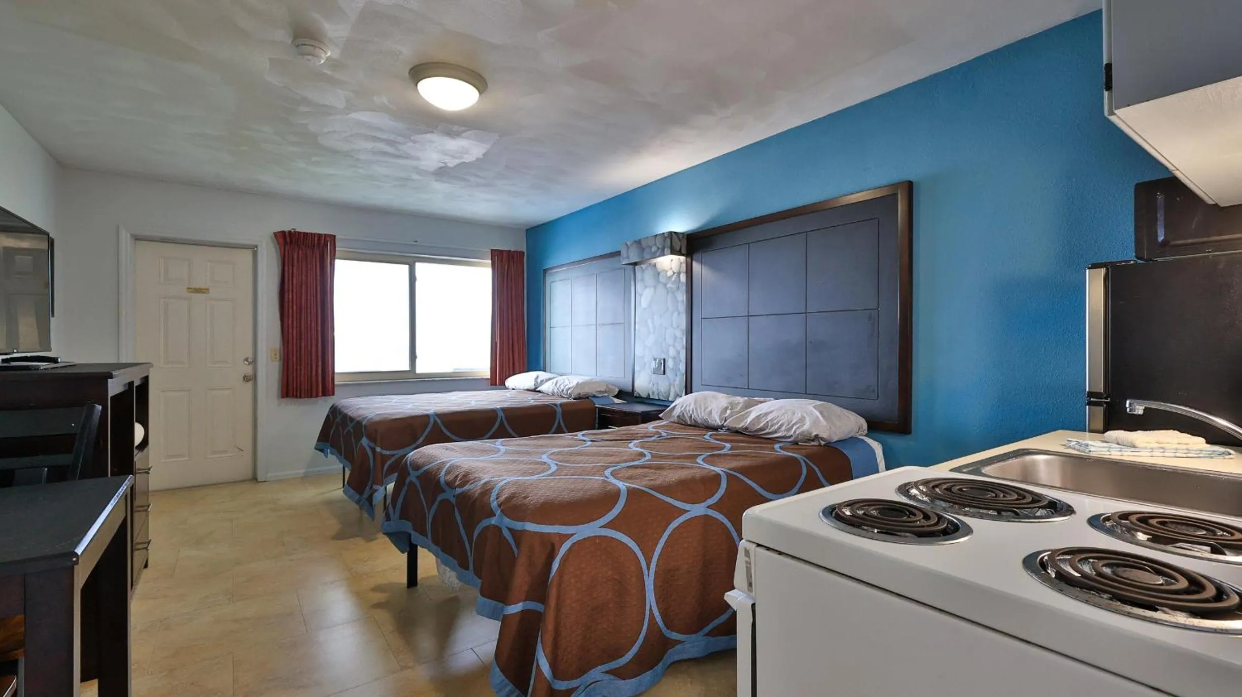 Bed in Driftwood Beach Motel