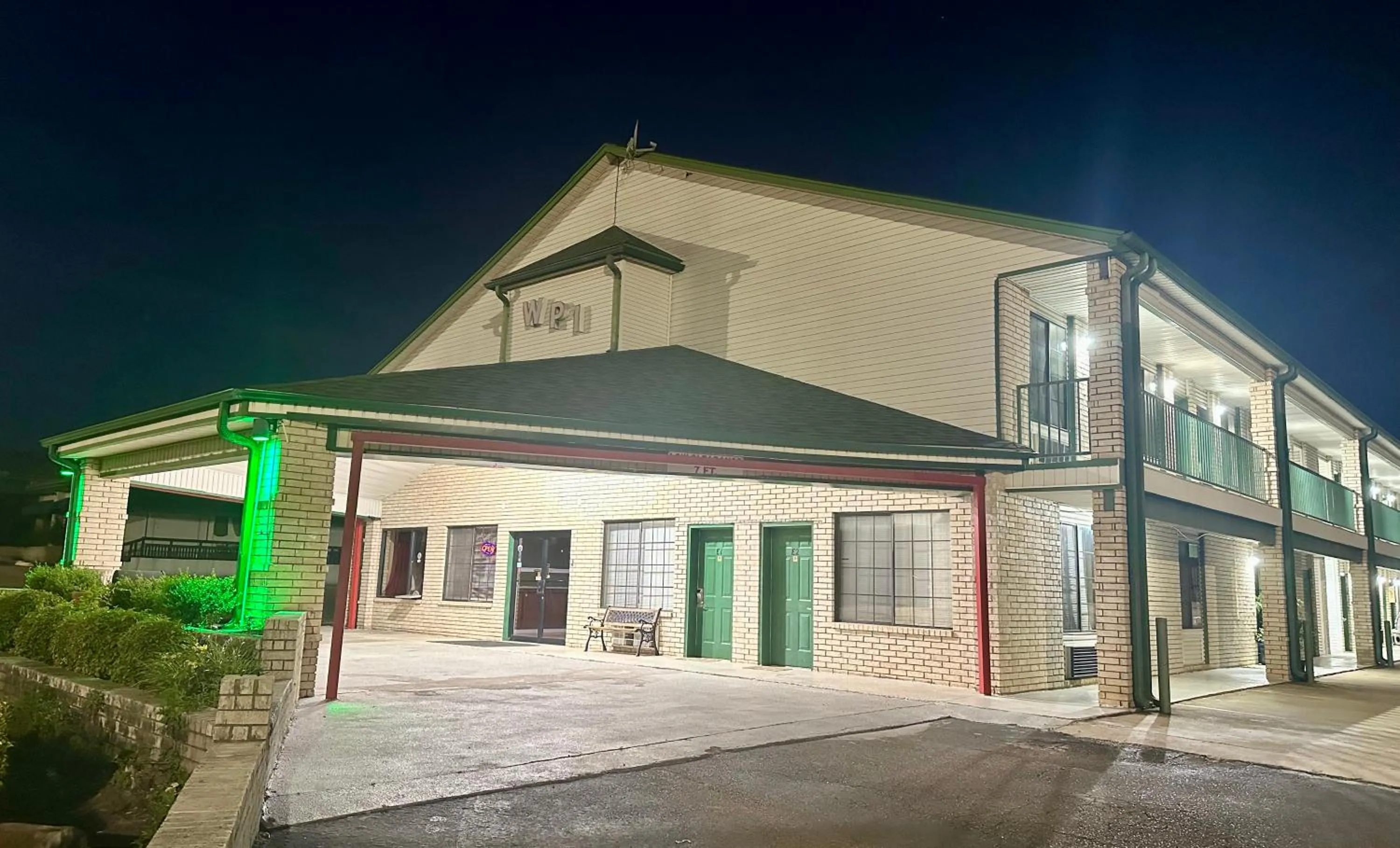 Property building in Western Plaza Inn